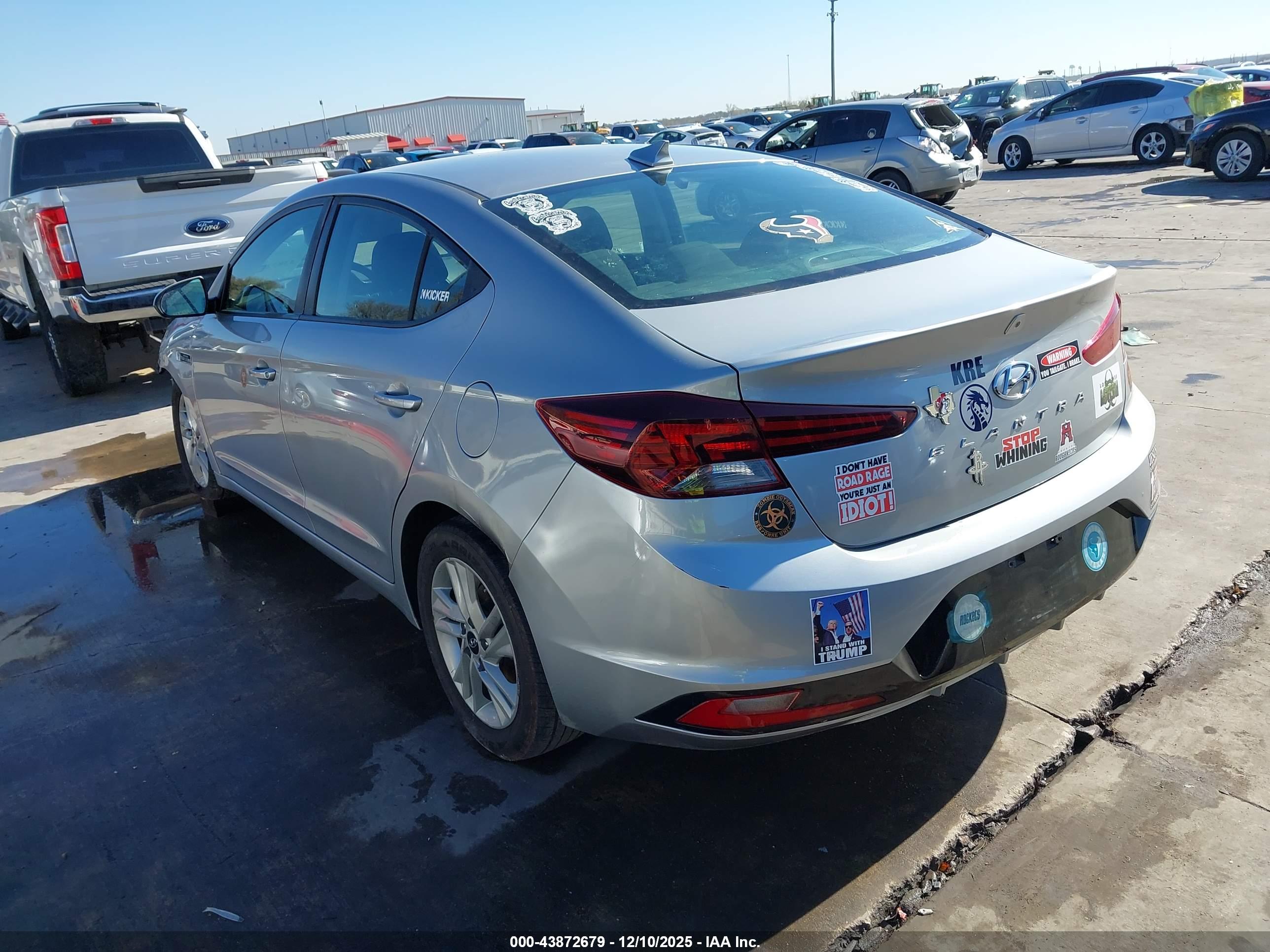 HYUNDAI ELANTRA image 3