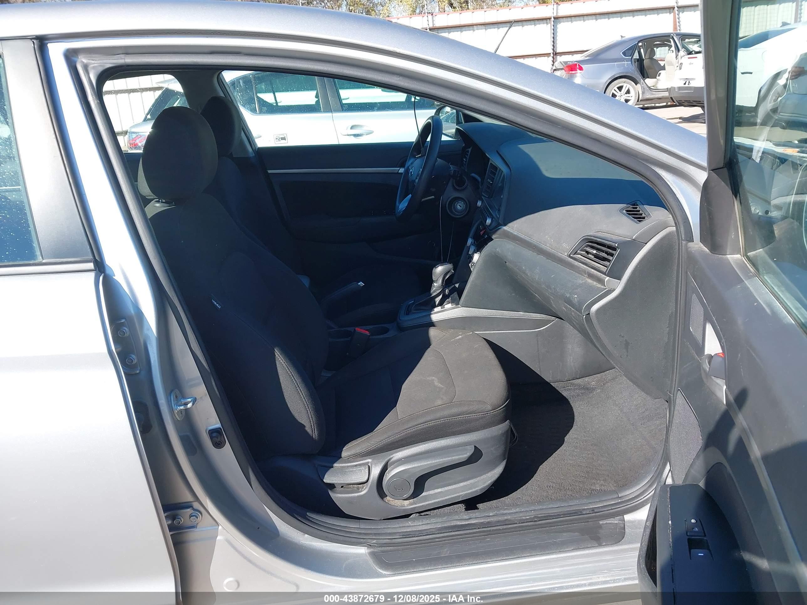 HYUNDAI ELANTRA image 5