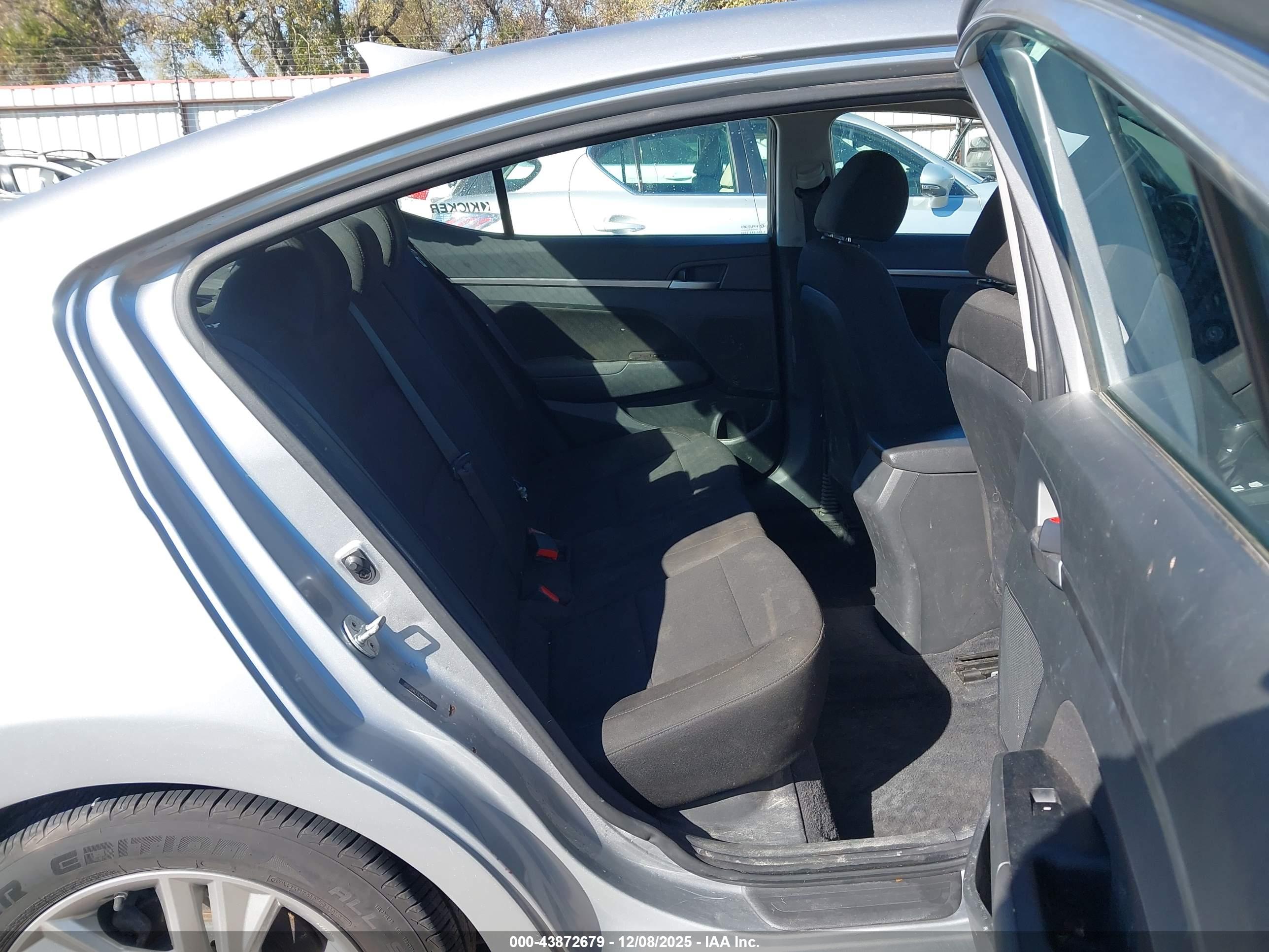 HYUNDAI ELANTRA image 8