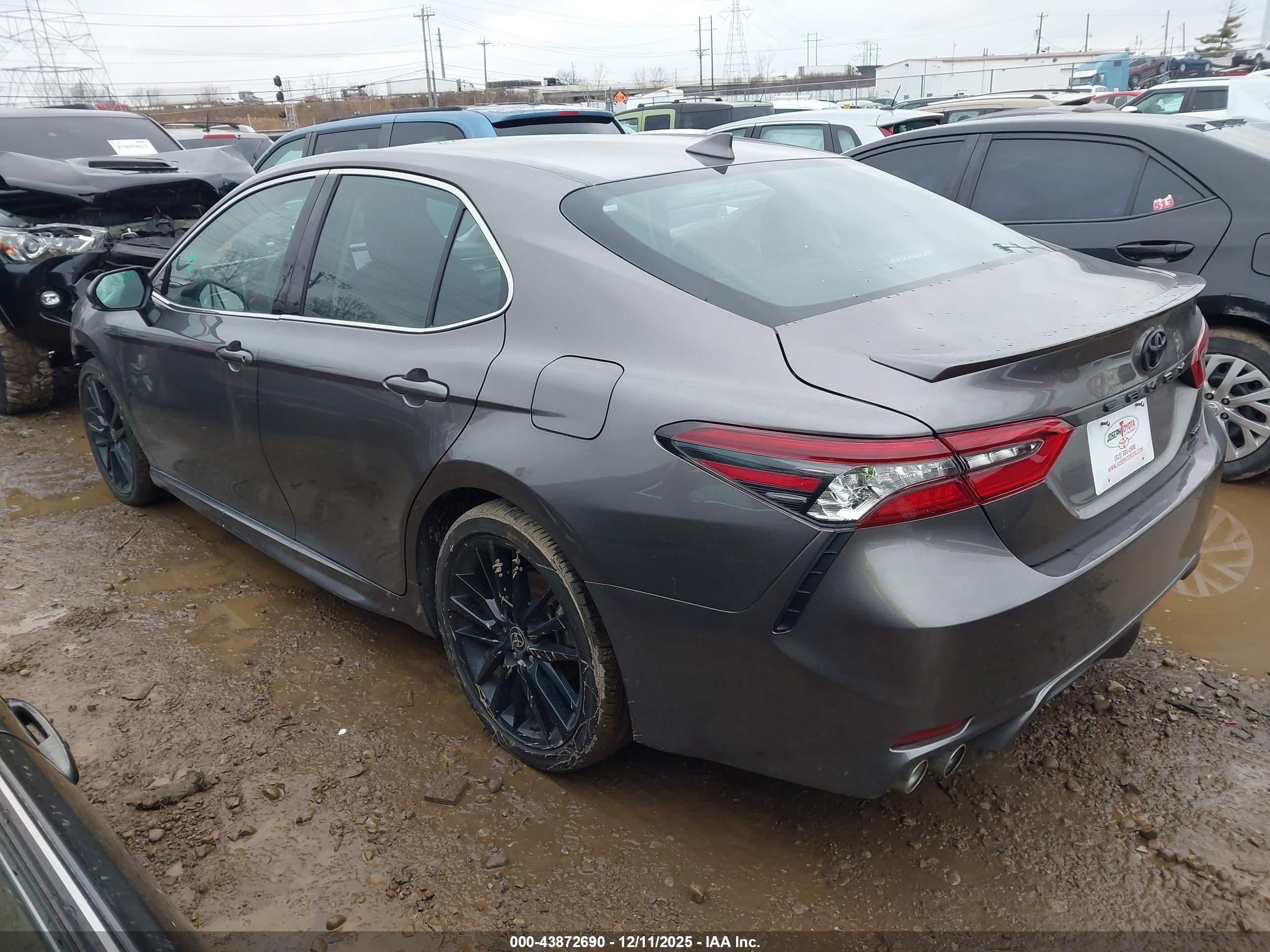 TOYOTA CAMRY image 3