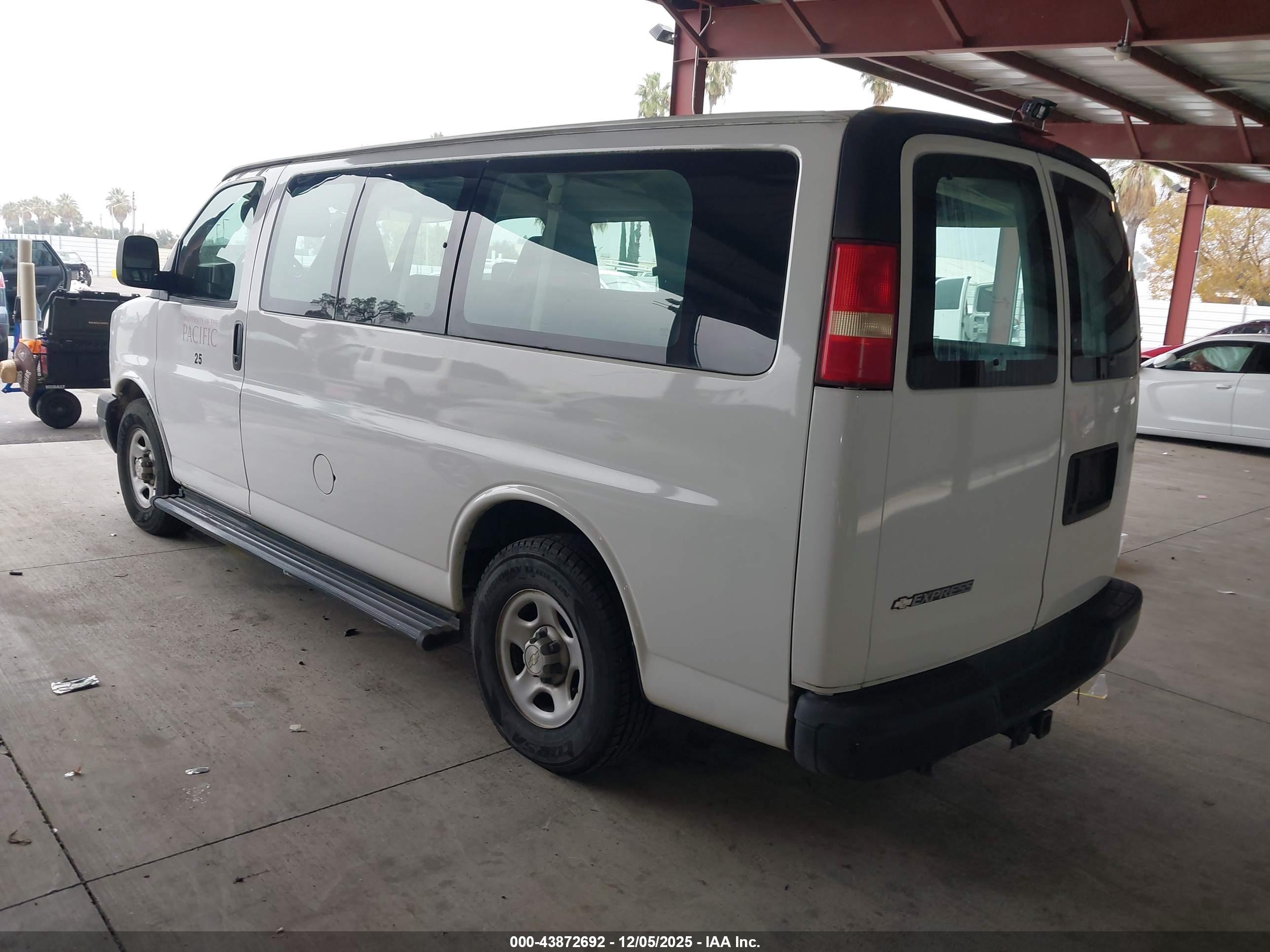 CHEVROLET EXPRESS image 3