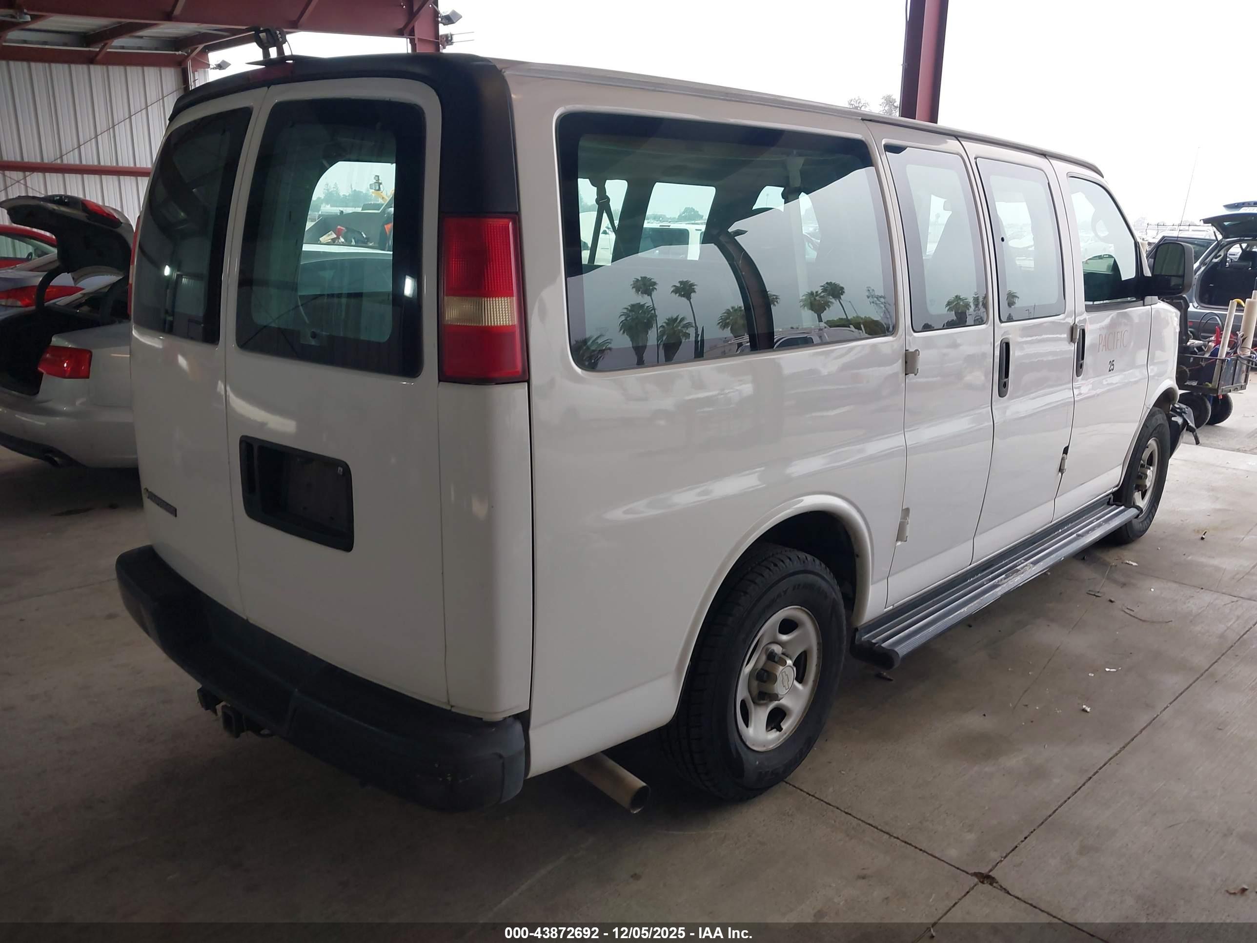 CHEVROLET EXPRESS image 4