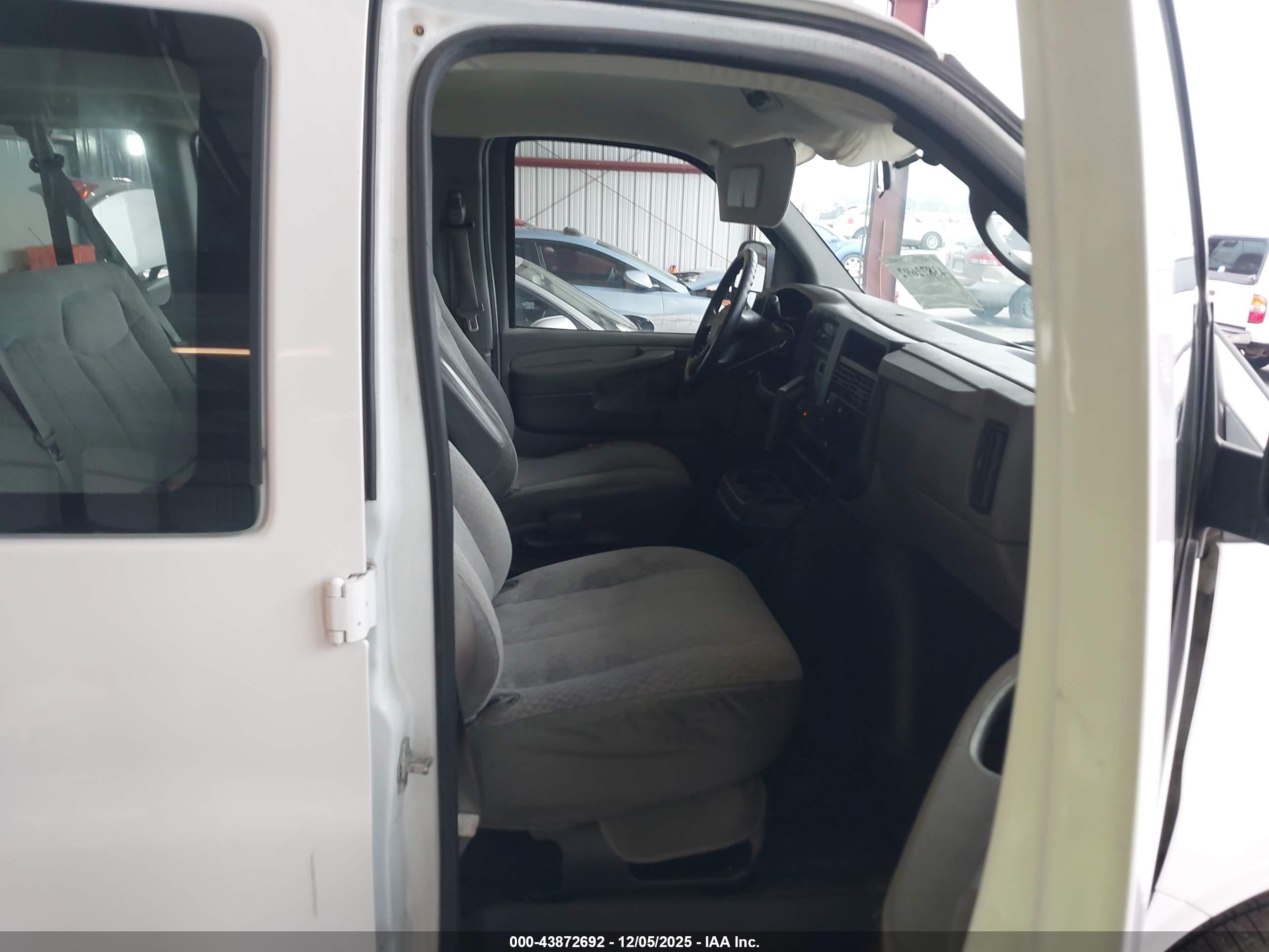 CHEVROLET EXPRESS image 5