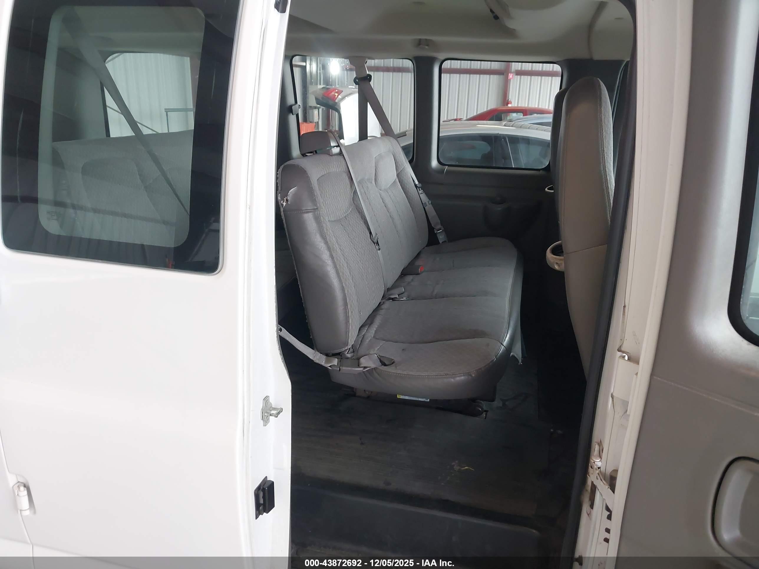 CHEVROLET EXPRESS image 8