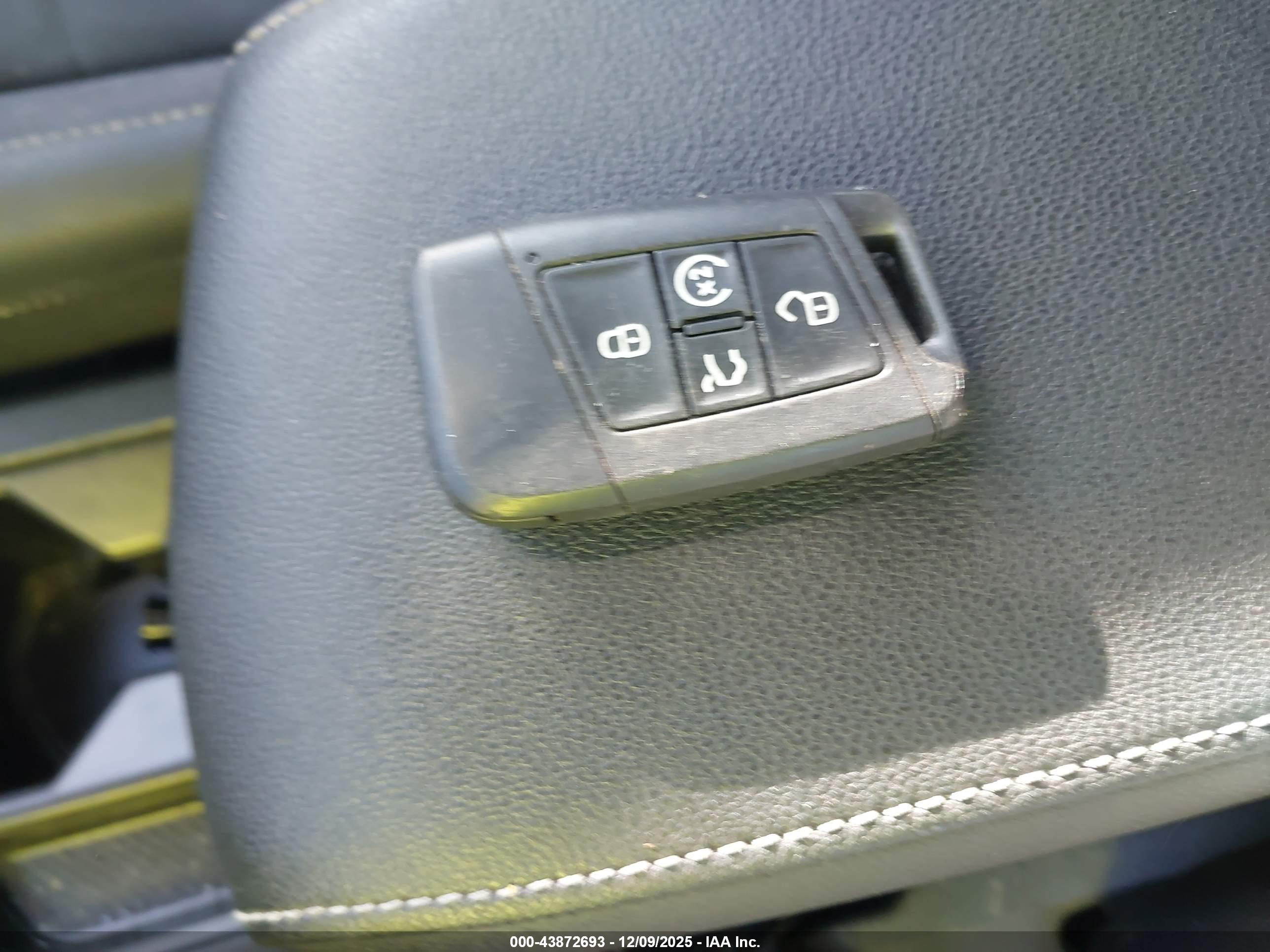 VOLKSWAGEN TAOS image 11