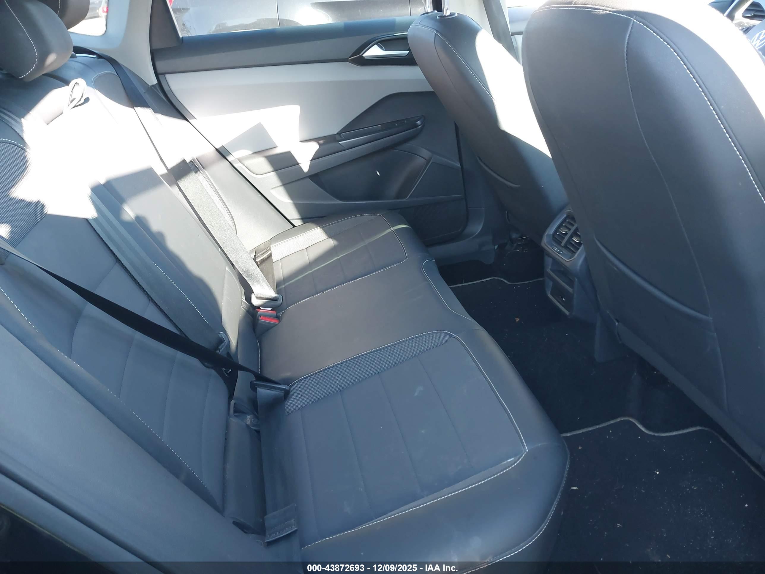 VOLKSWAGEN TAOS image 8