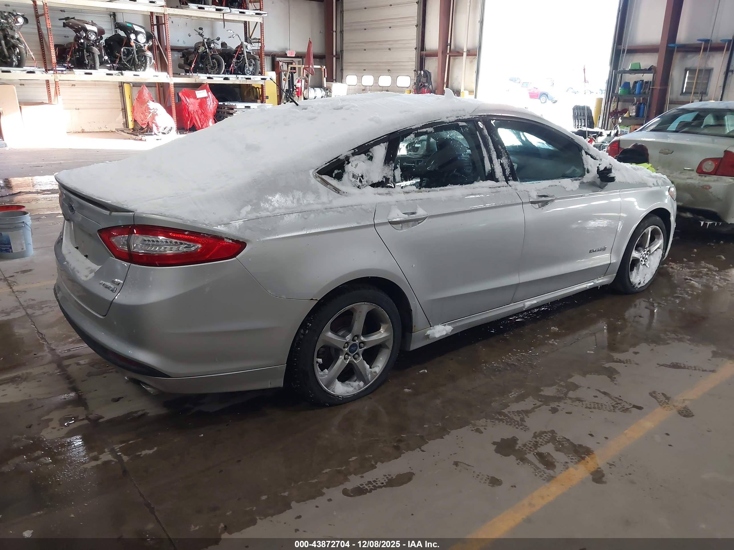 FORD FUSION image 4