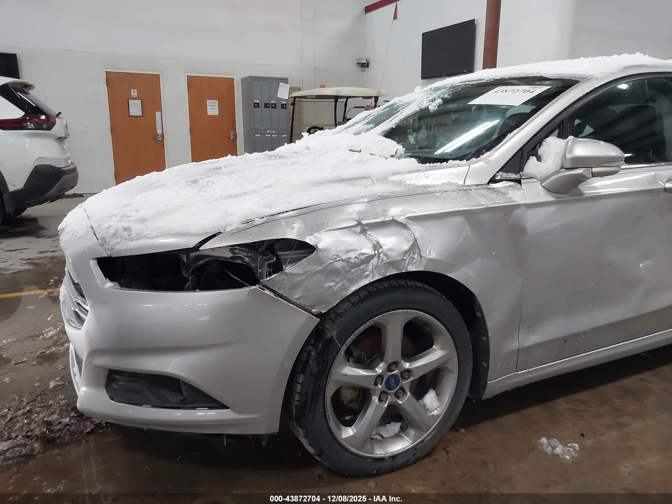 FORD FUSION image 6