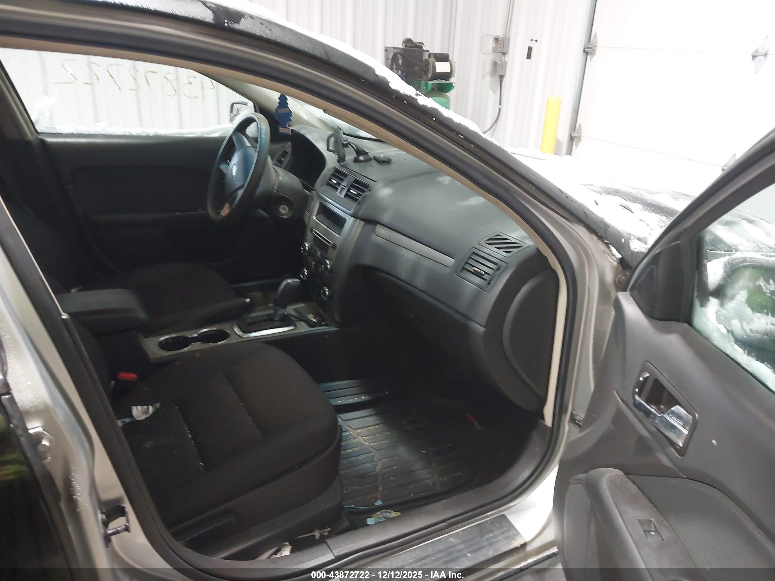 FORD FUSION image 5