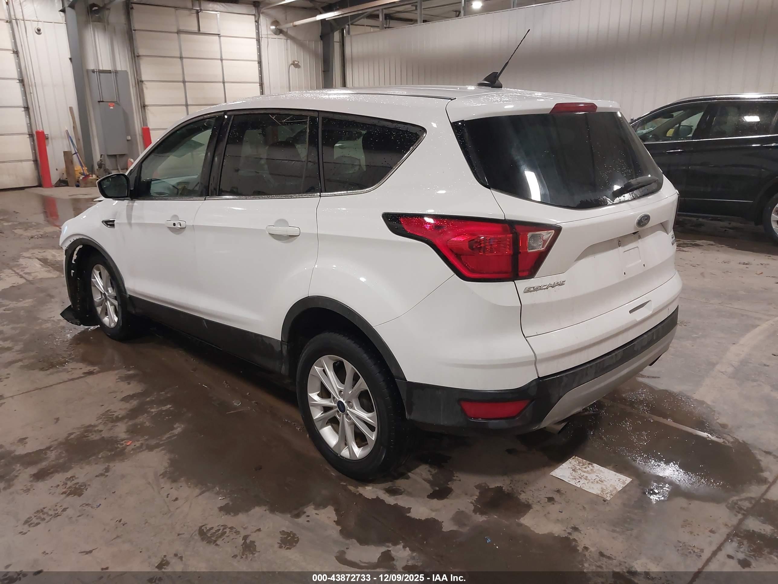 FORD ESCAPE image 3