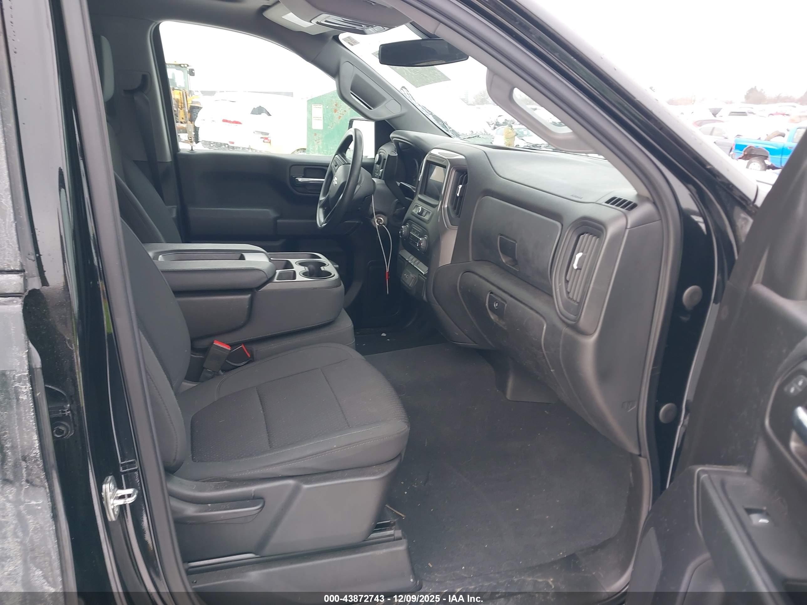 CHEVROLET SILVERADO image 5