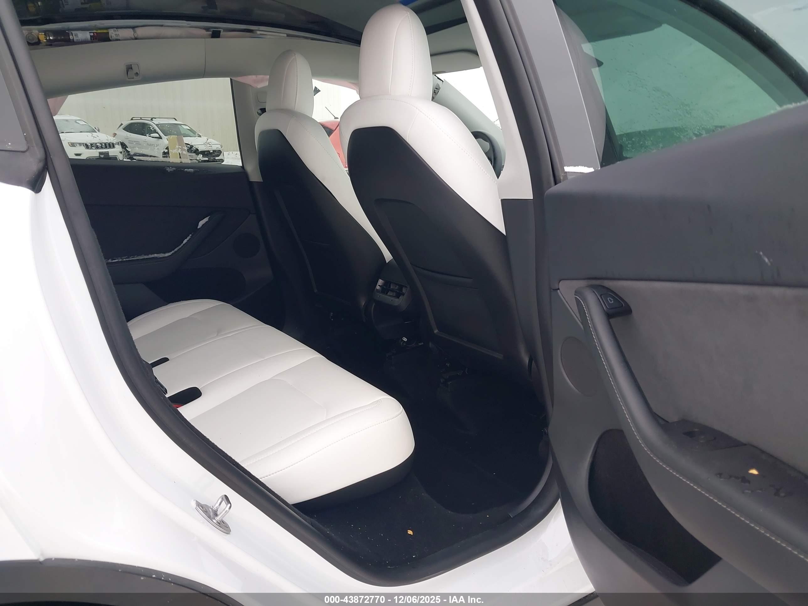 TESLA MODEL image 8