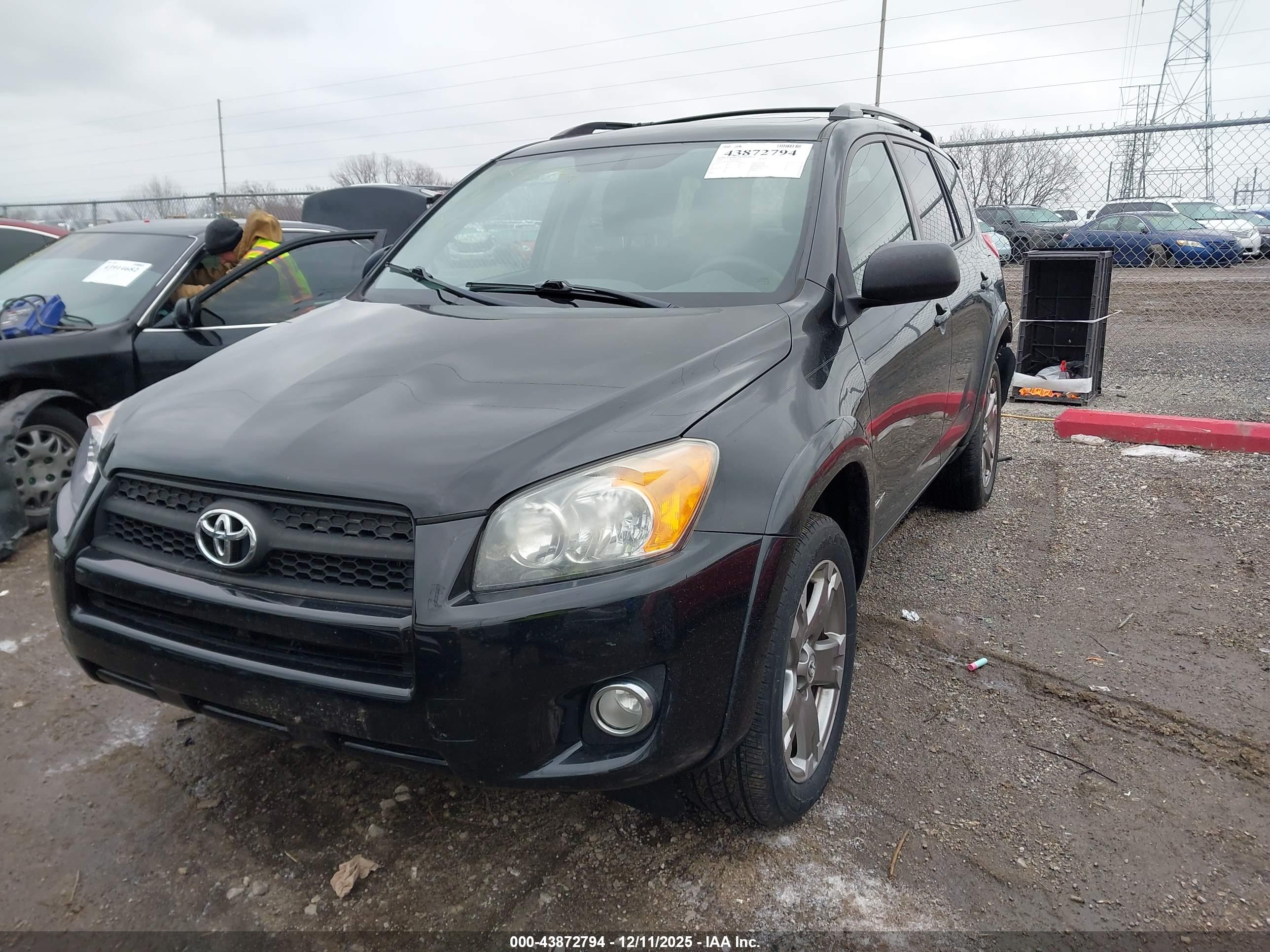 TOYOTA RAV4 image 2