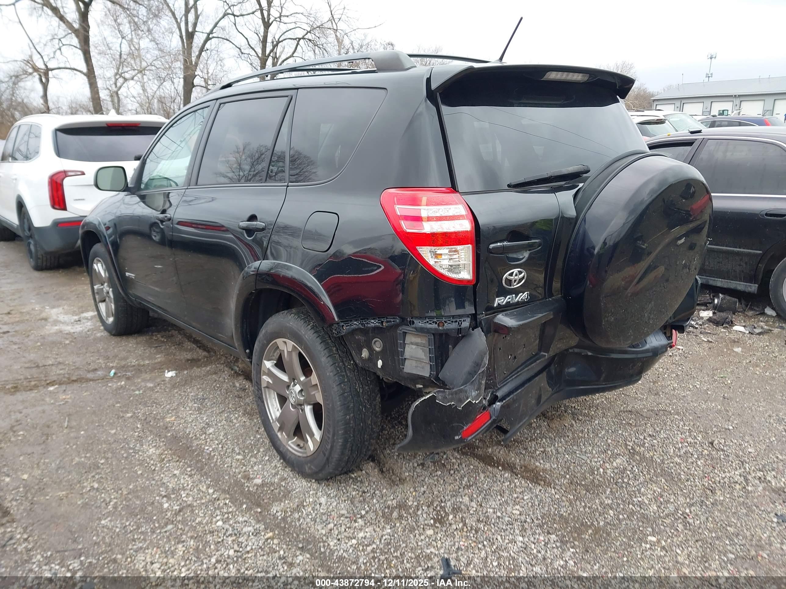 TOYOTA RAV4 image 3