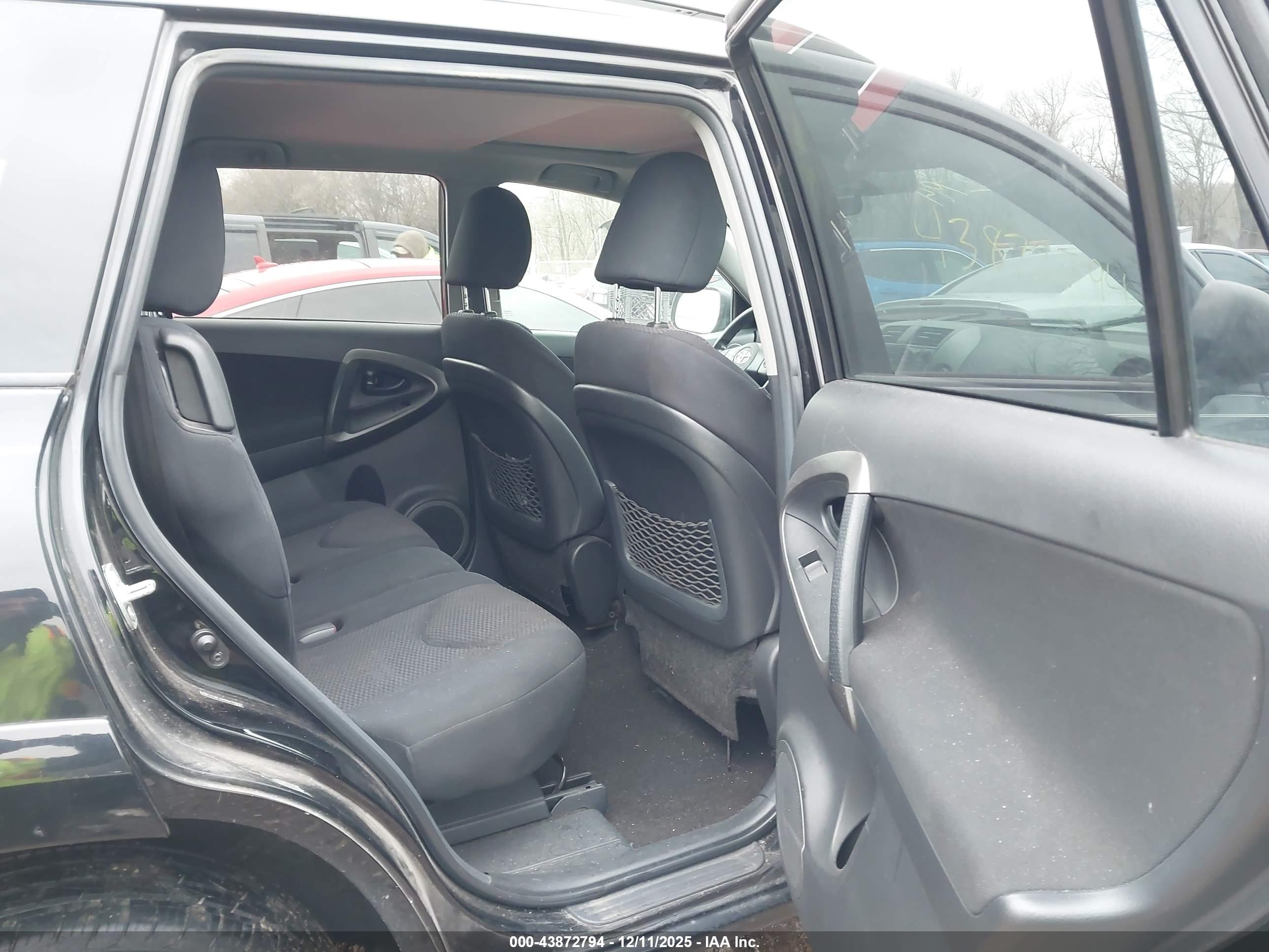 TOYOTA RAV4 image 8