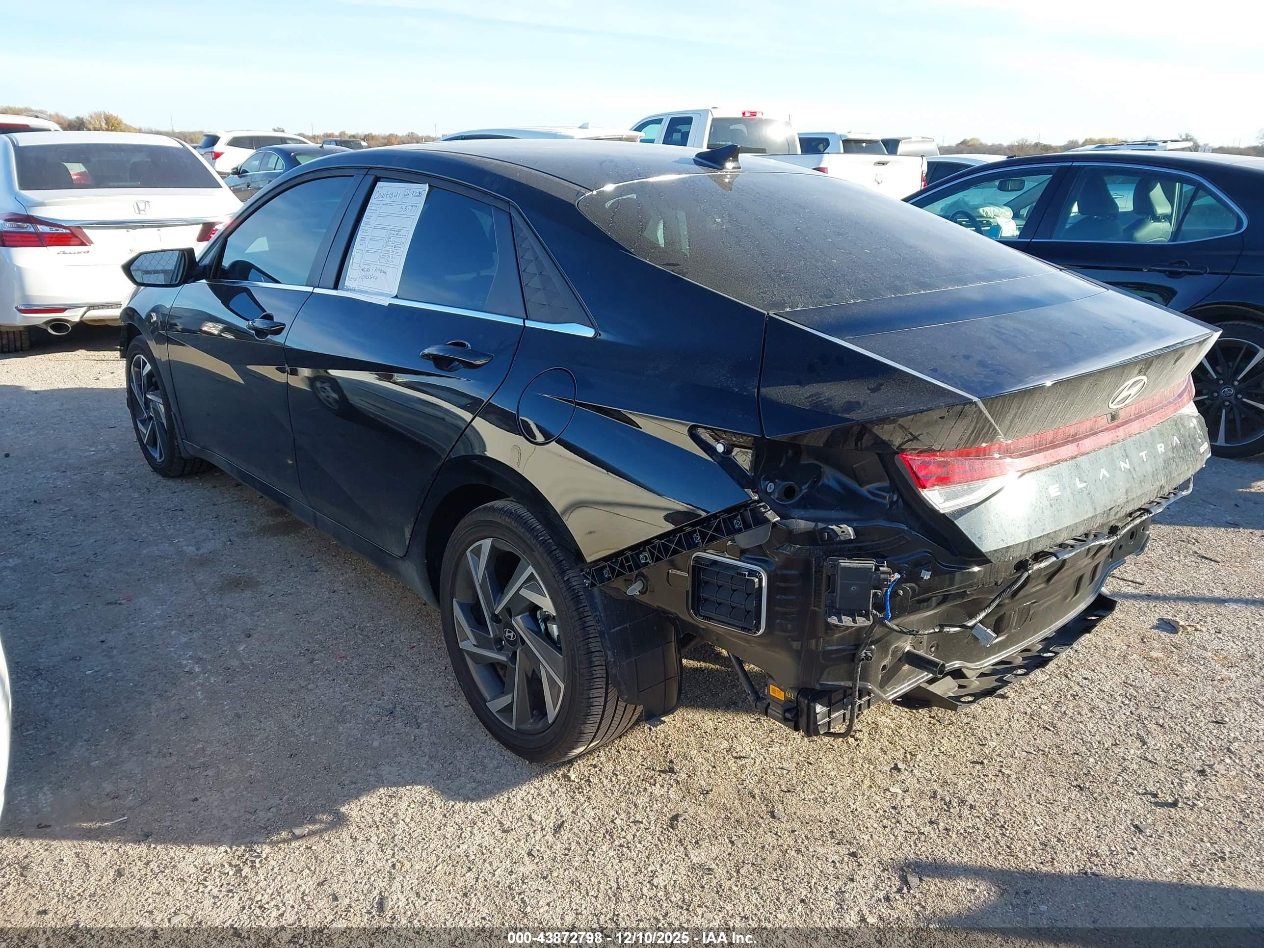 HYUNDAI ELANTRA image 3