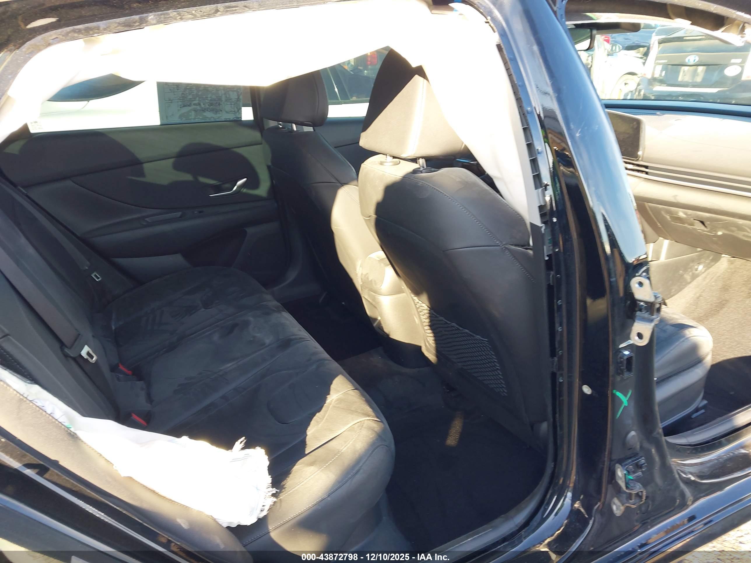 HYUNDAI ELANTRA image 8