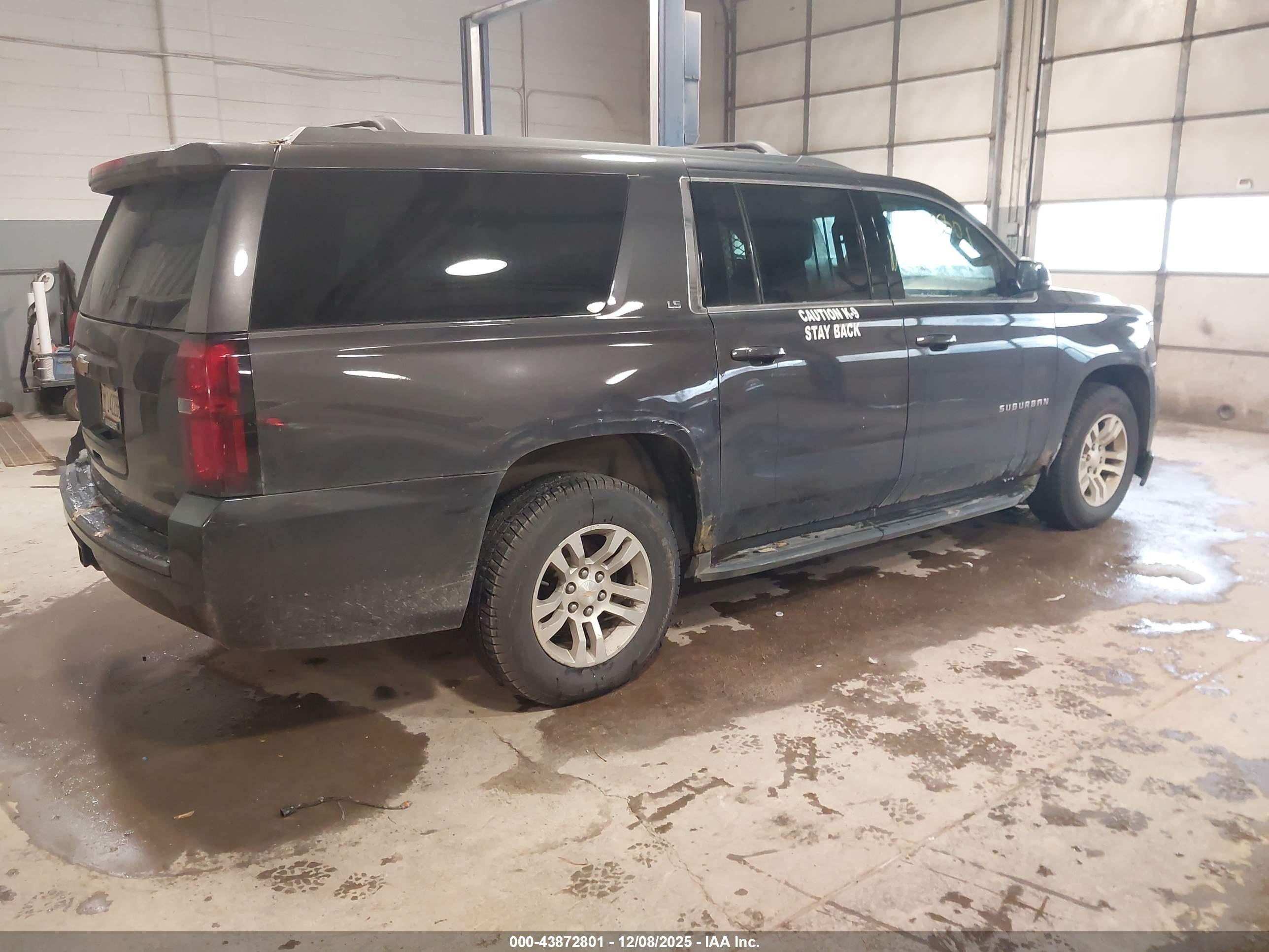 CHEVROLET SUBURBAN image 4