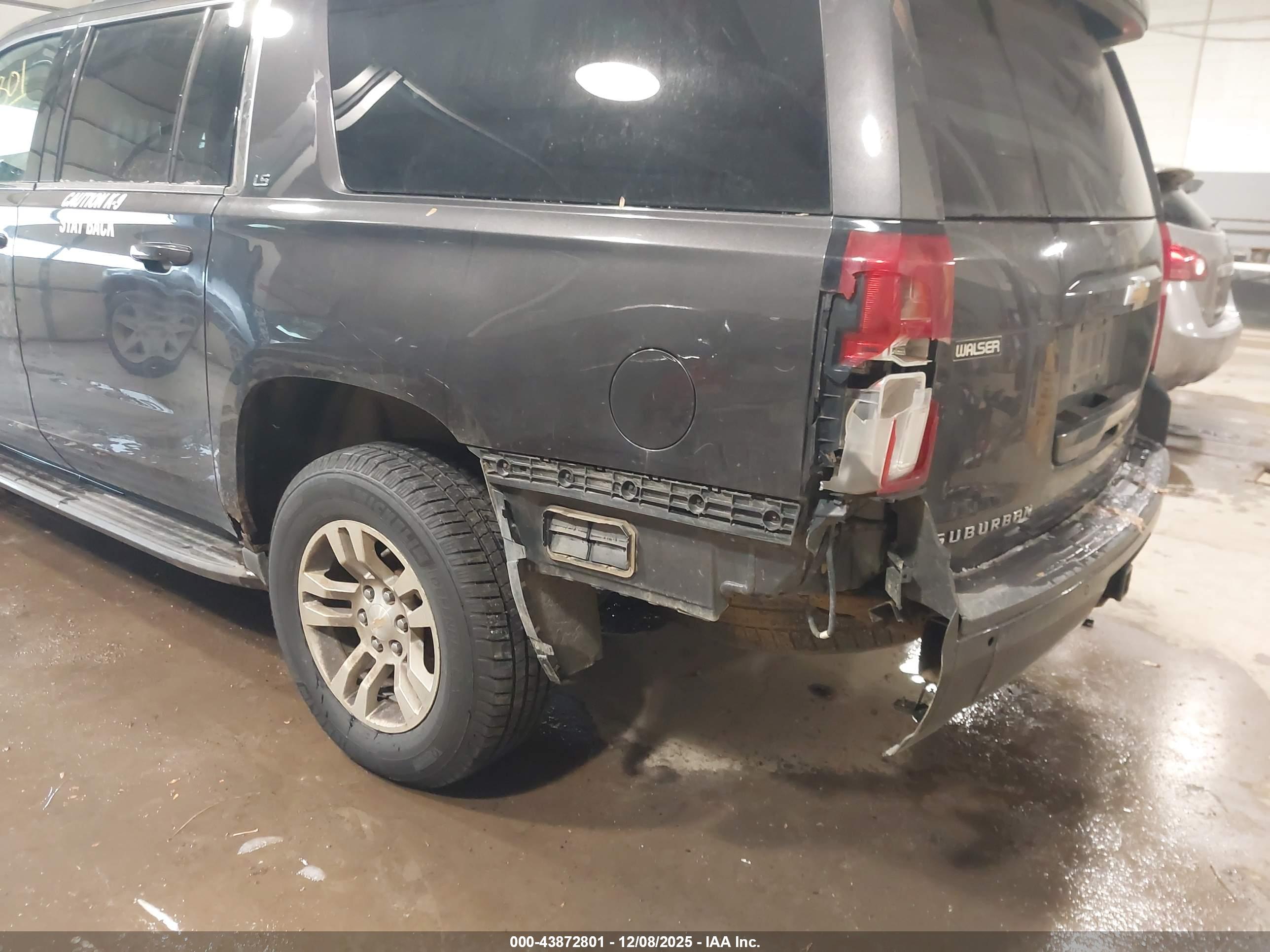 CHEVROLET SUBURBAN image 6