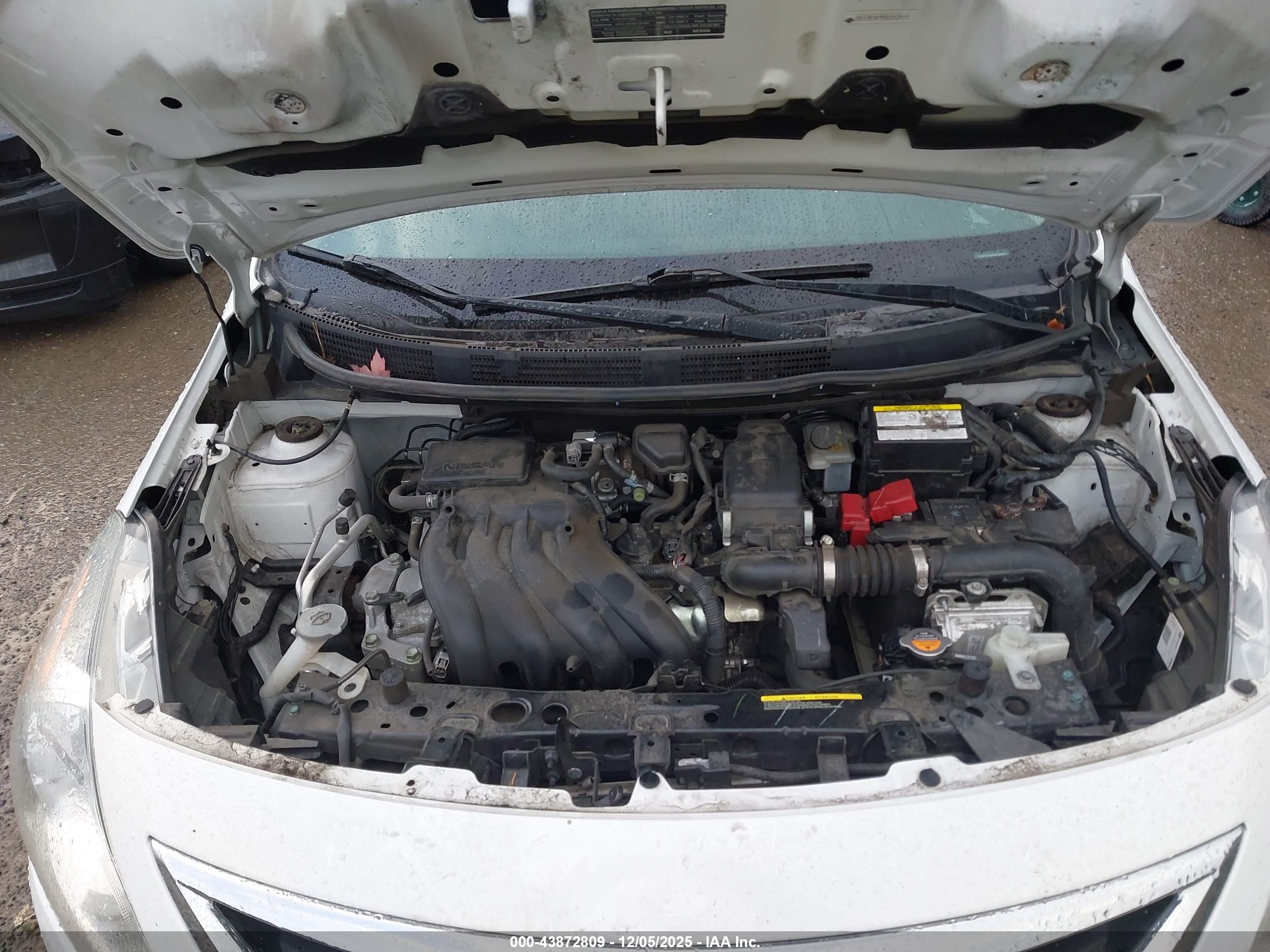 NISSAN VERSA image 10