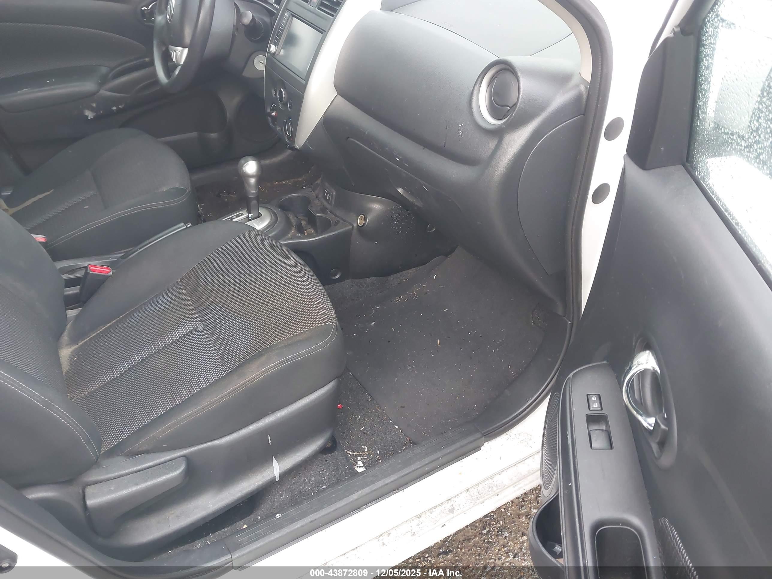 NISSAN VERSA image 5