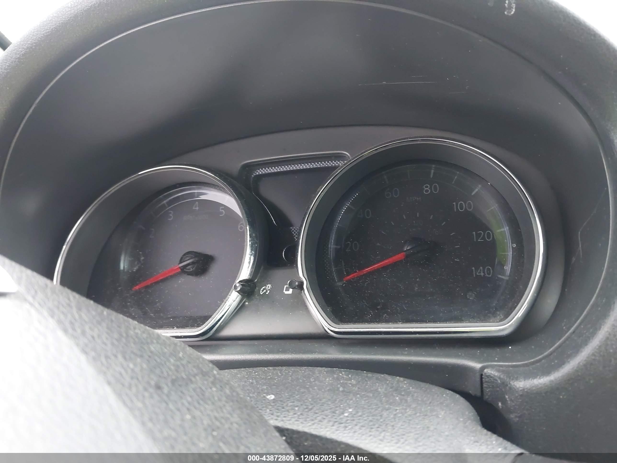 NISSAN VERSA image 7