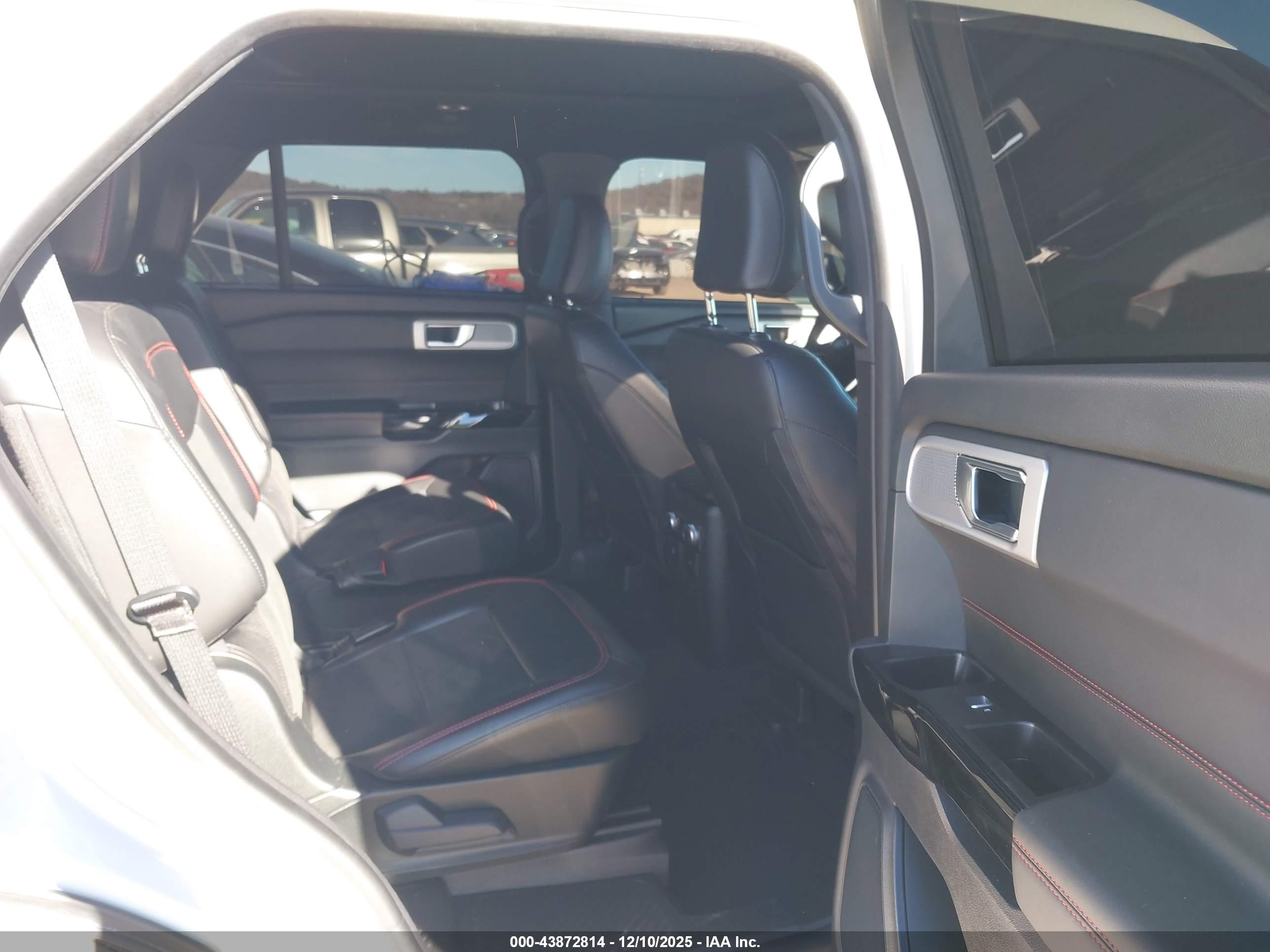 FORD EXPLORER image 8