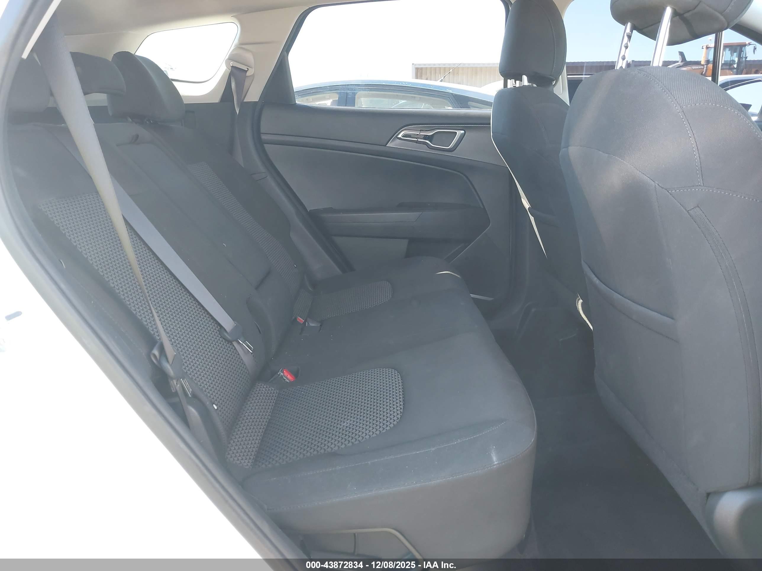 KIA SPORTAGE image 8