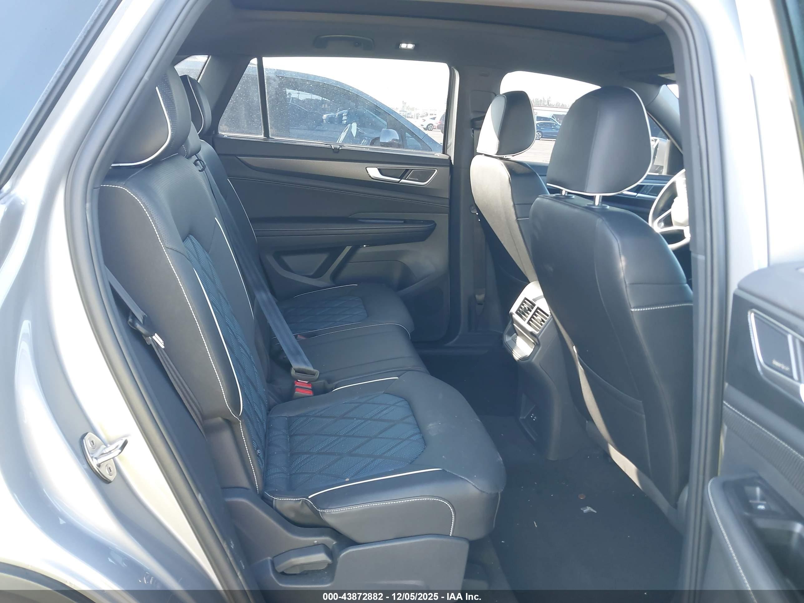 VOLKSWAGEN ATLAS image 8