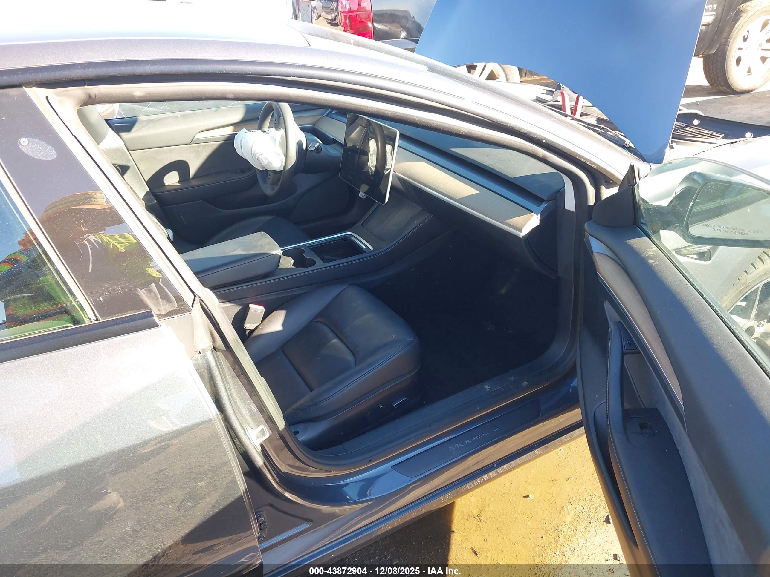 TESLA MODEL image 5