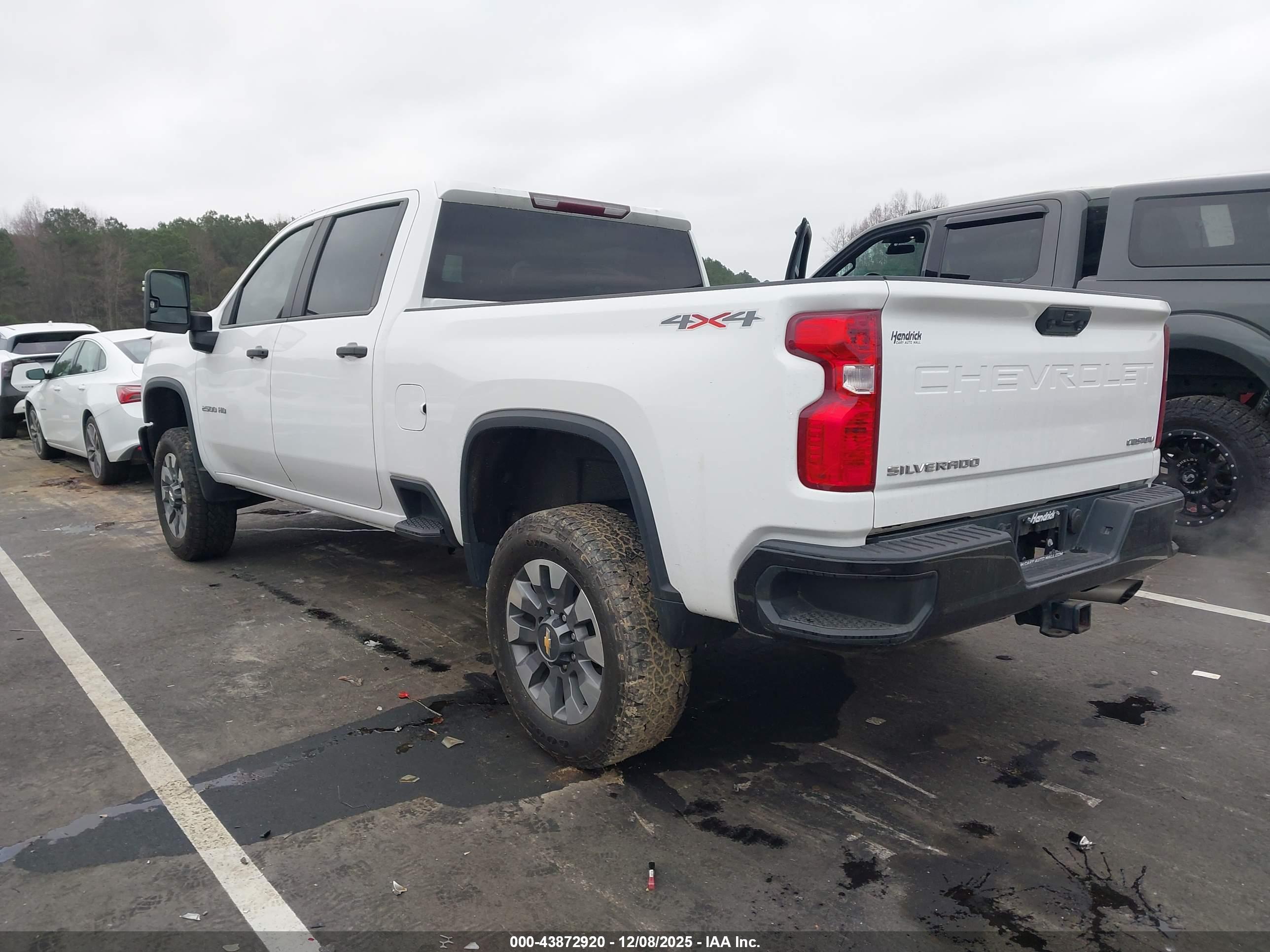 CHEVROLET SILVERADO image 3