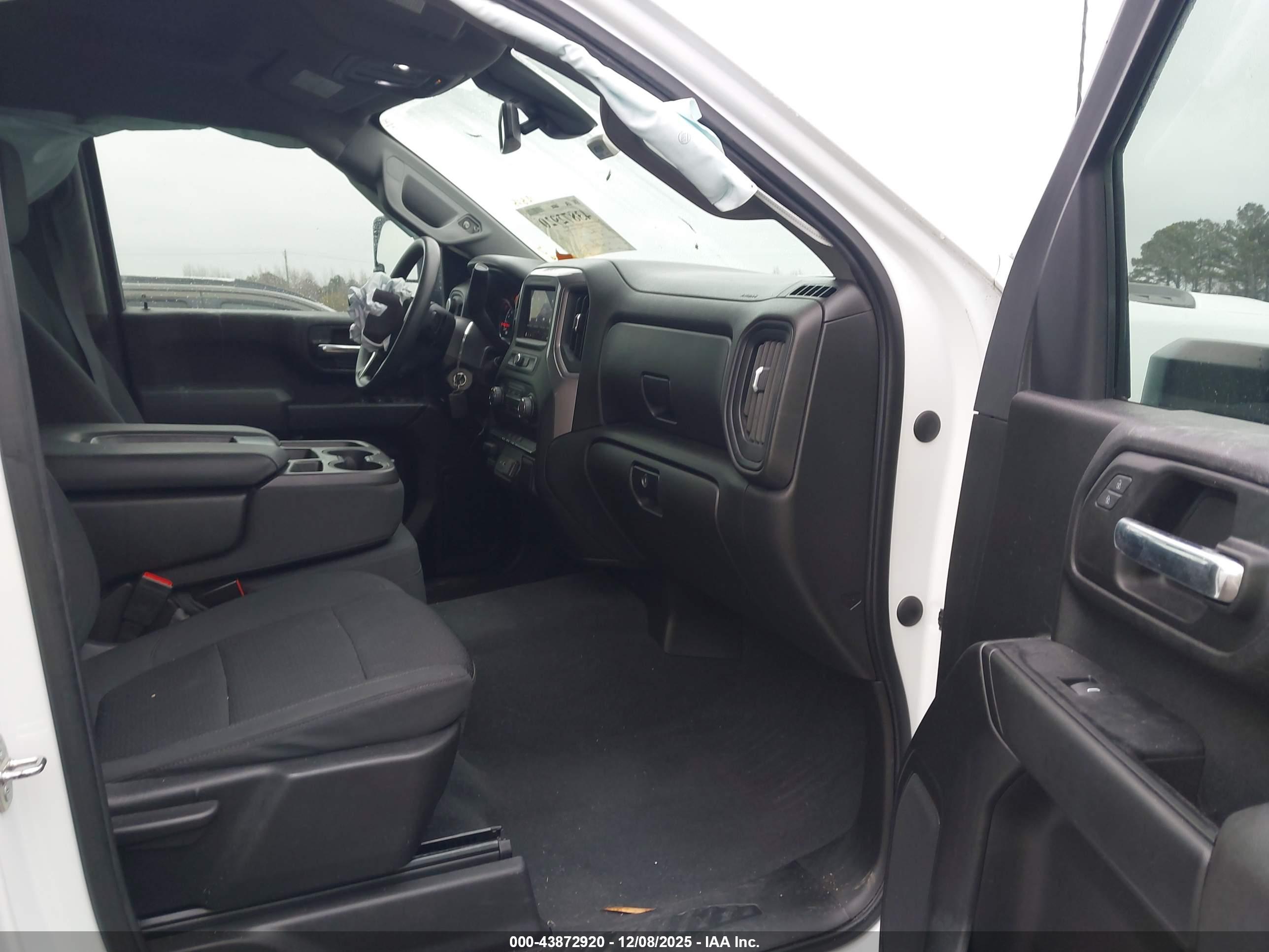 CHEVROLET SILVERADO image 5