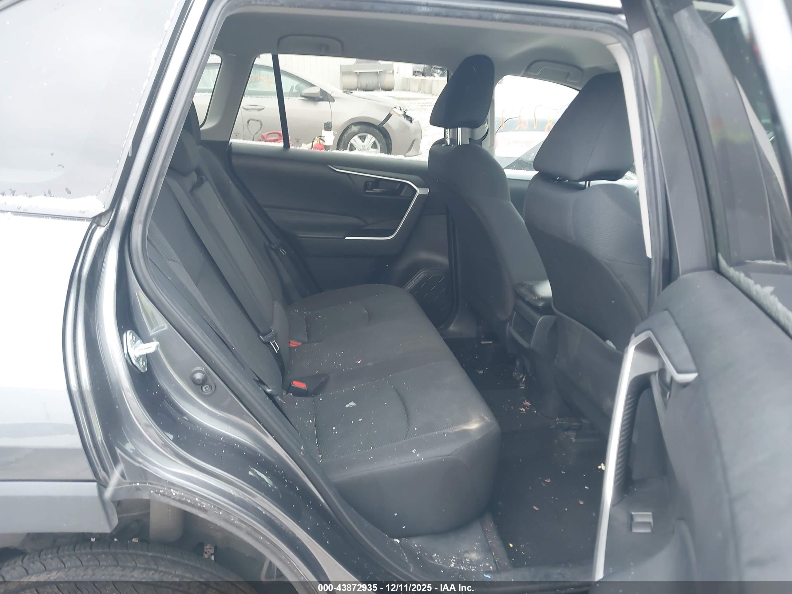 TOYOTA RAV4 image 8