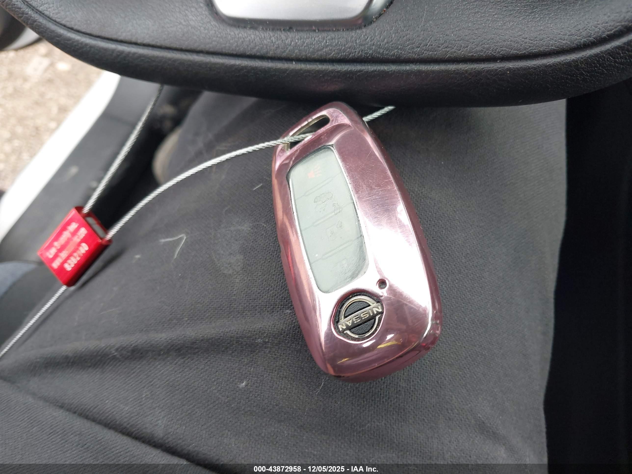 NISSAN VERSA image 11