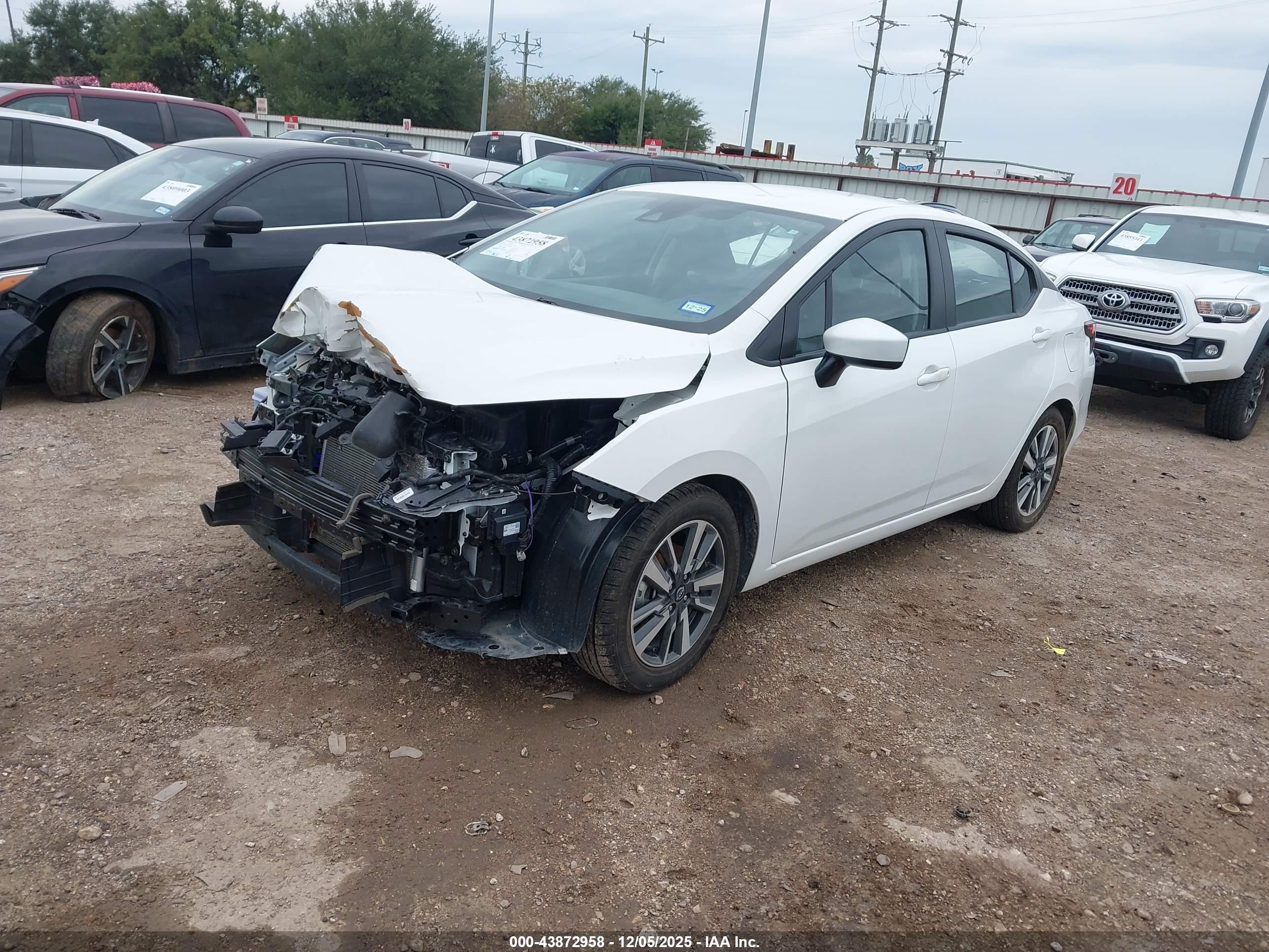 NISSAN VERSA image 2