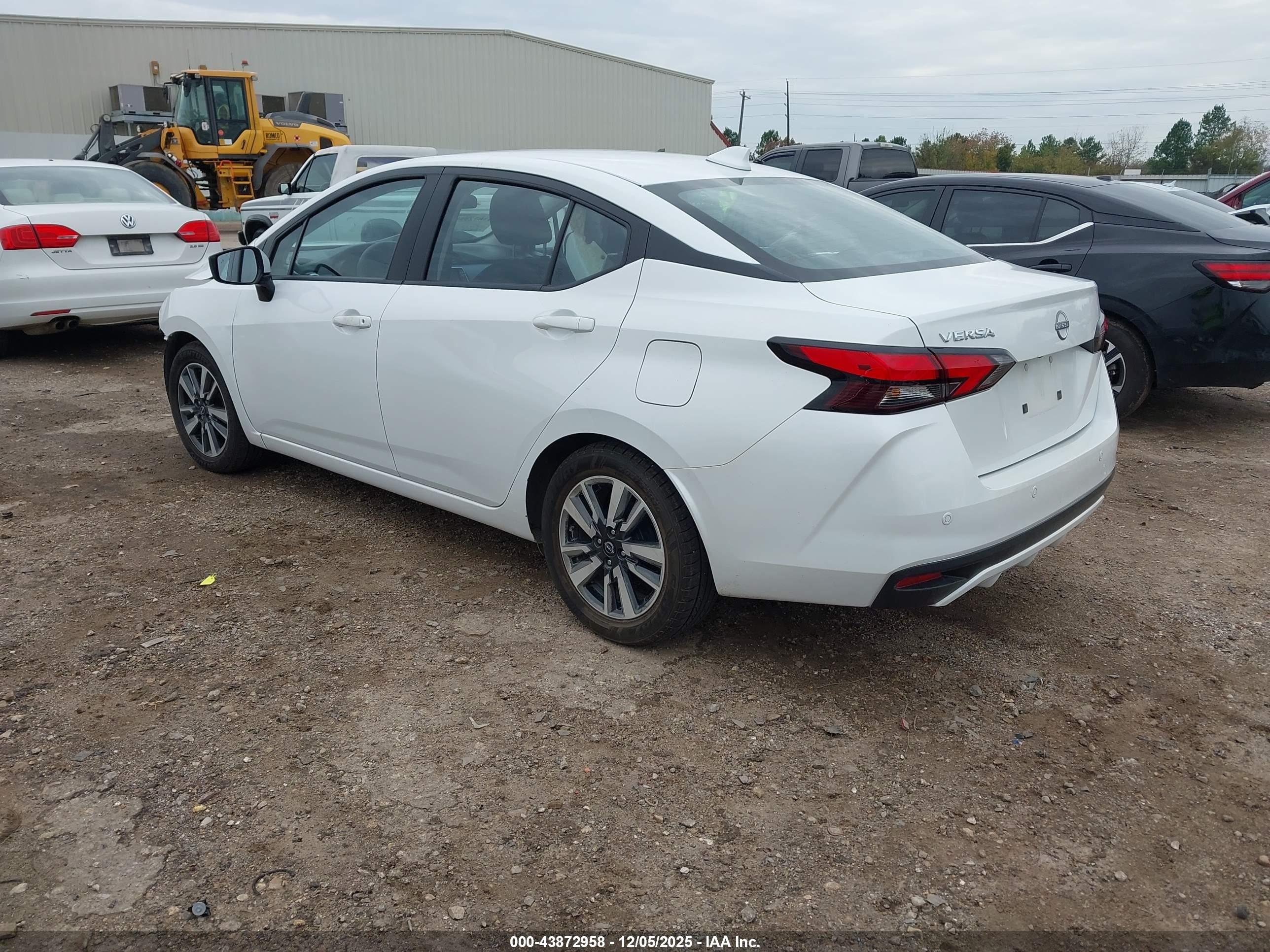 NISSAN VERSA image 3