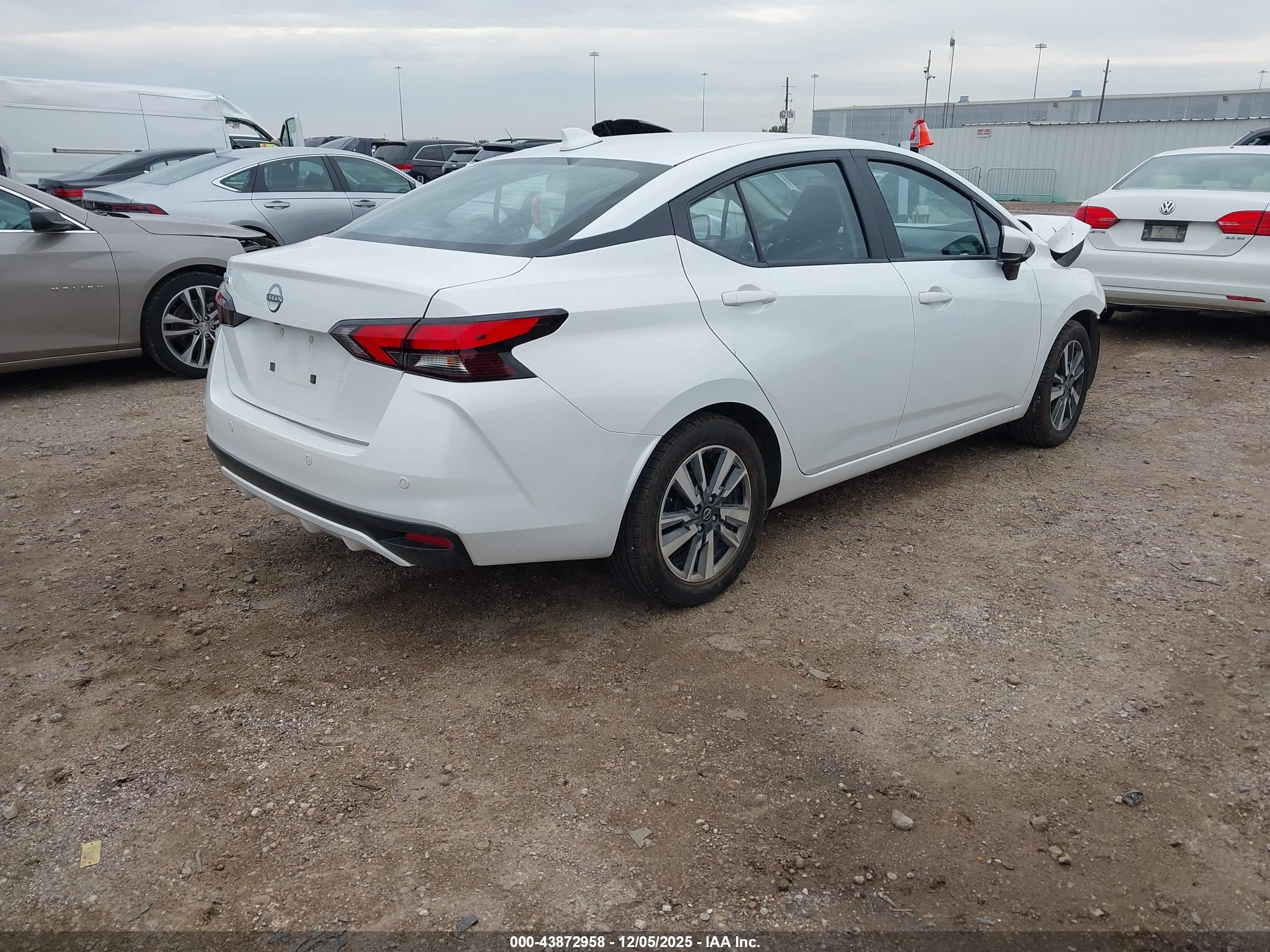 NISSAN VERSA image 4