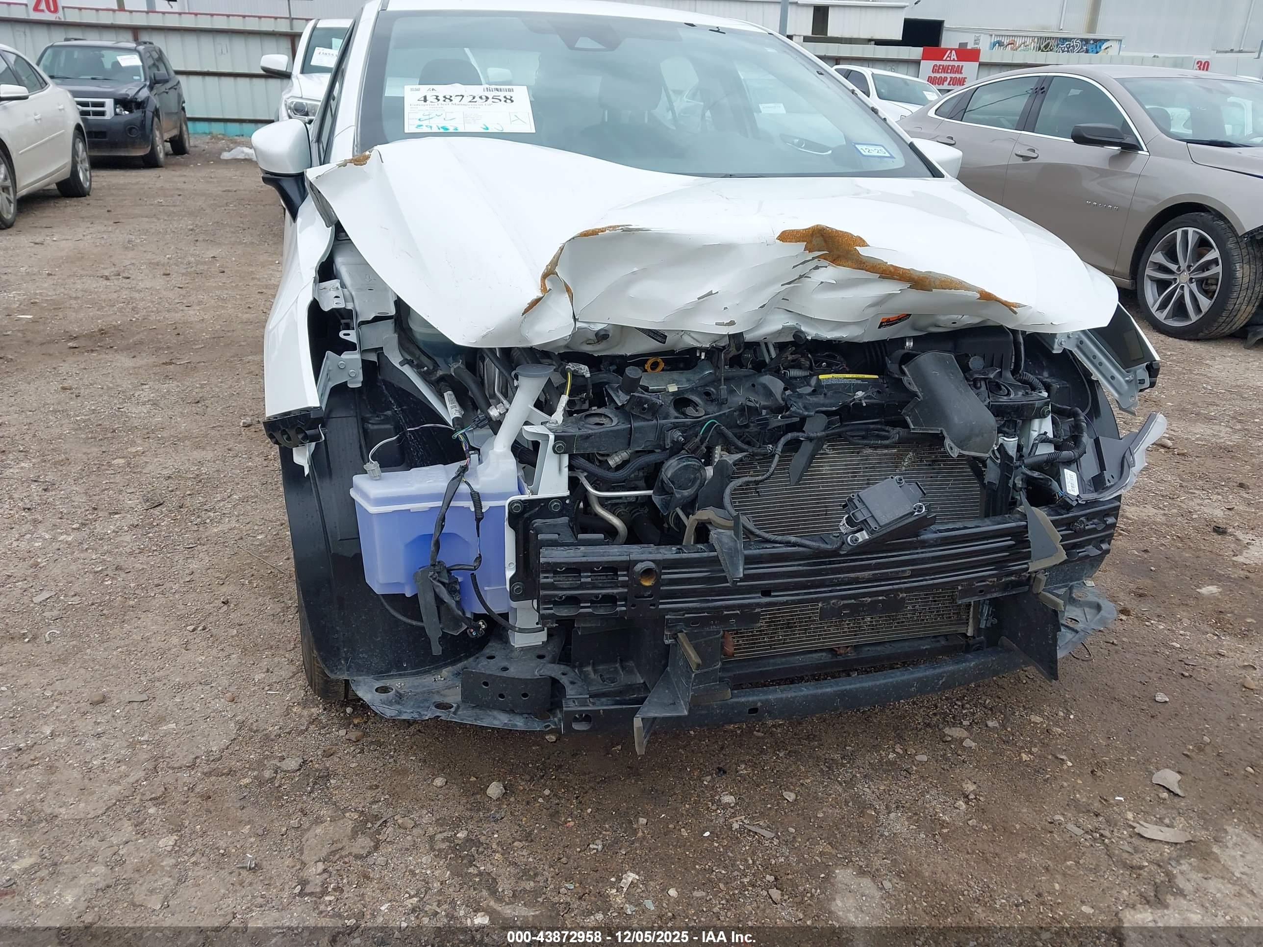 NISSAN VERSA image 6