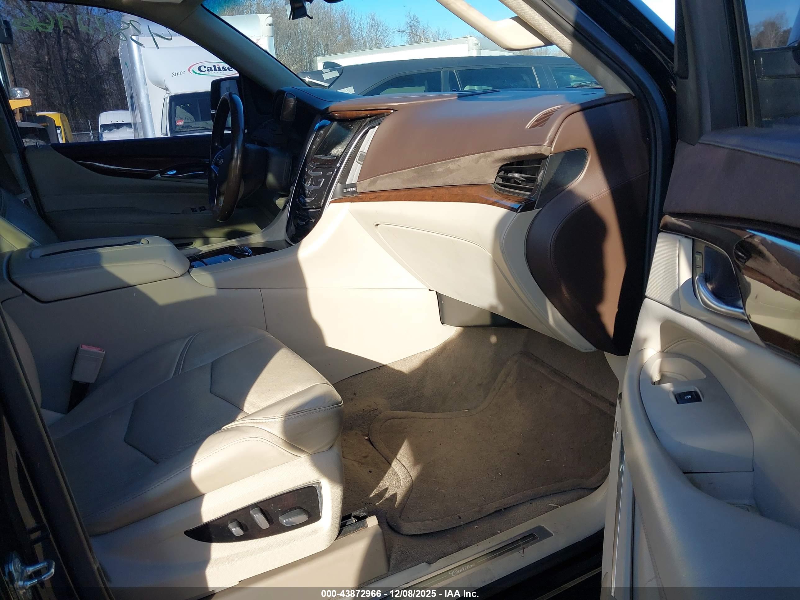 CADILLAC ESCALADE image 5