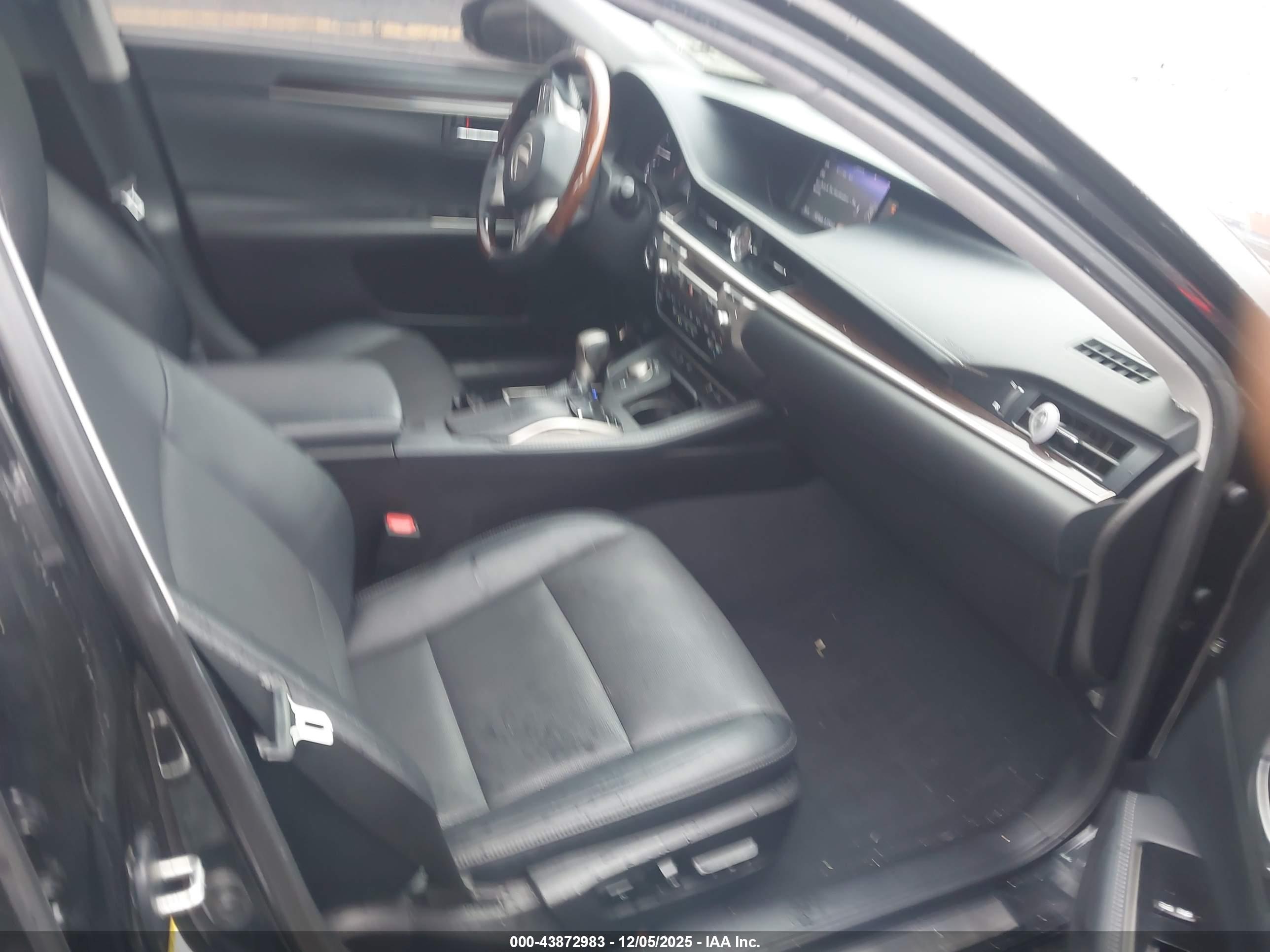 LEXUS ES image 5