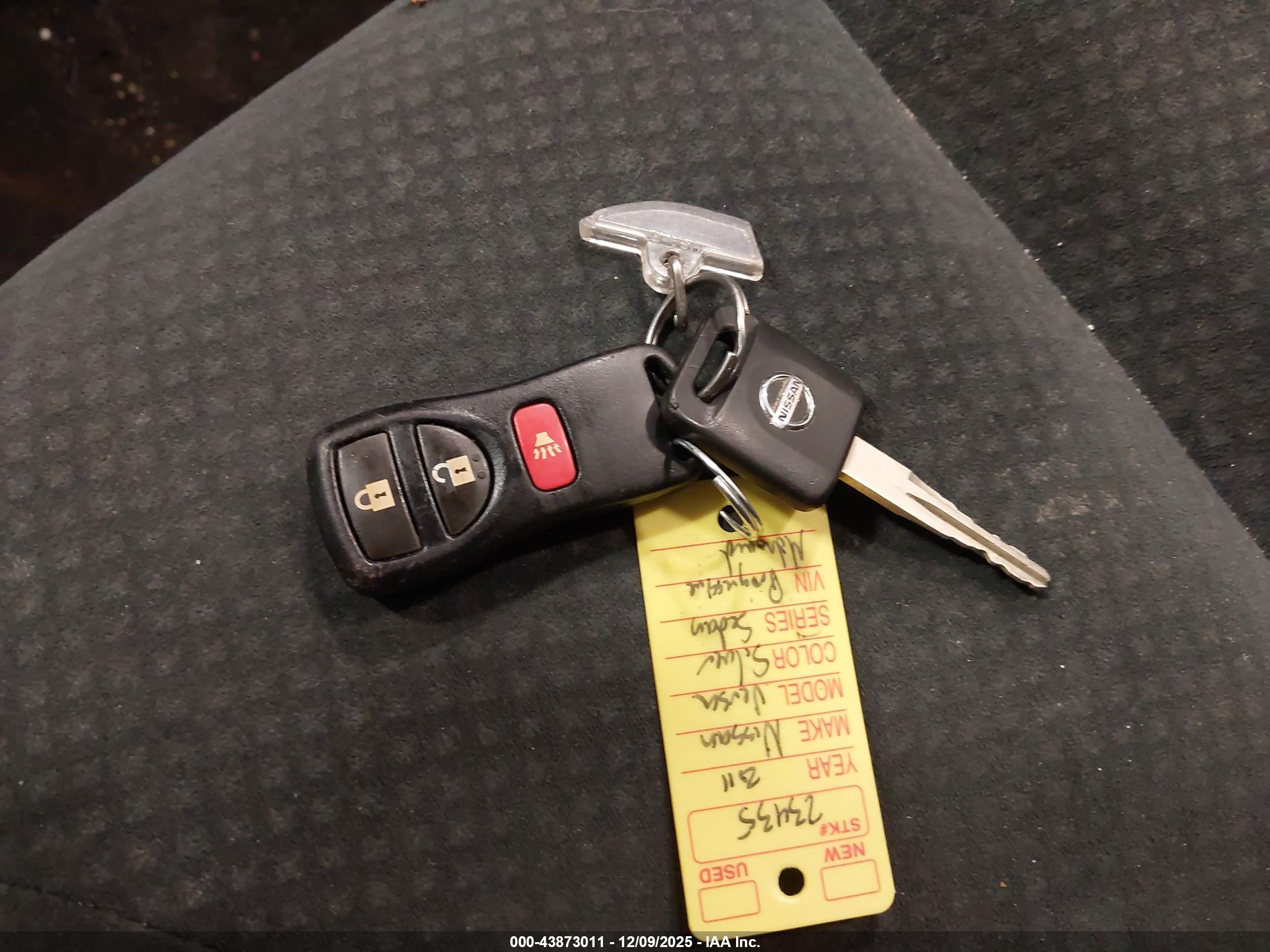 NISSAN VERSA image 11