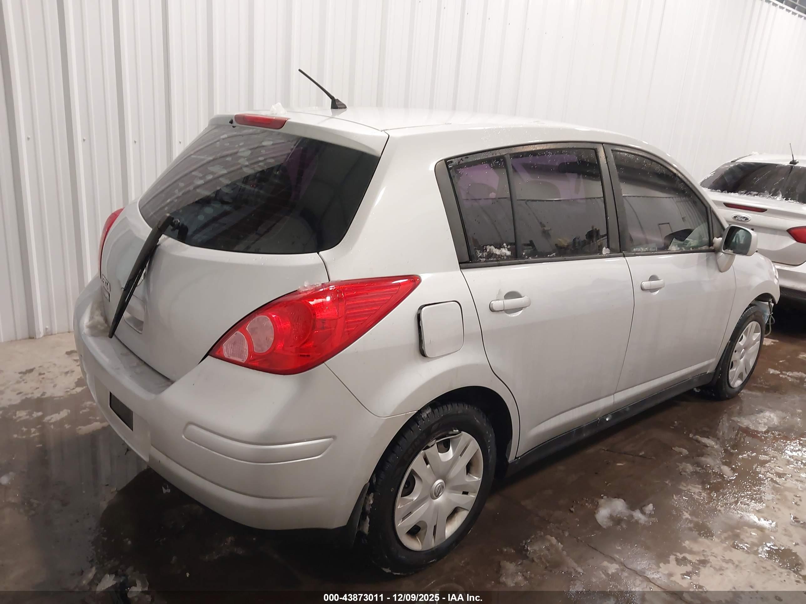 NISSAN VERSA image 4