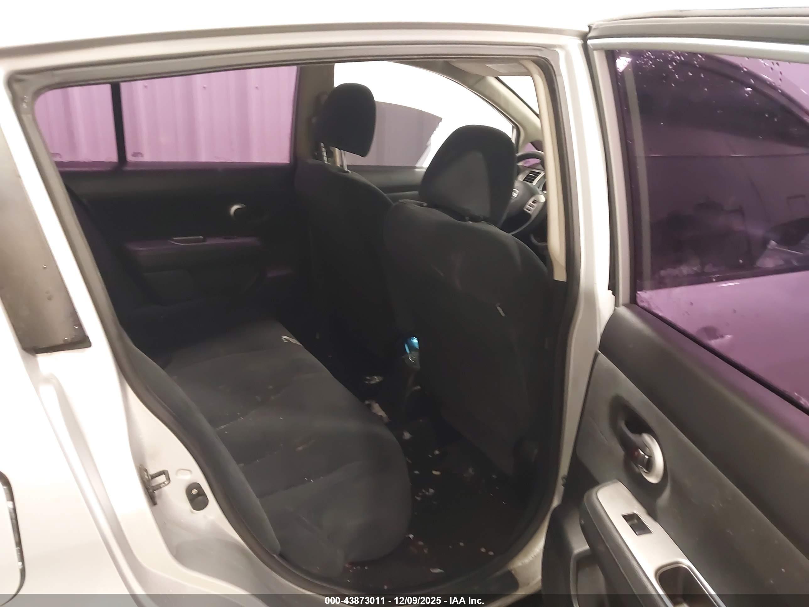 NISSAN VERSA image 8
