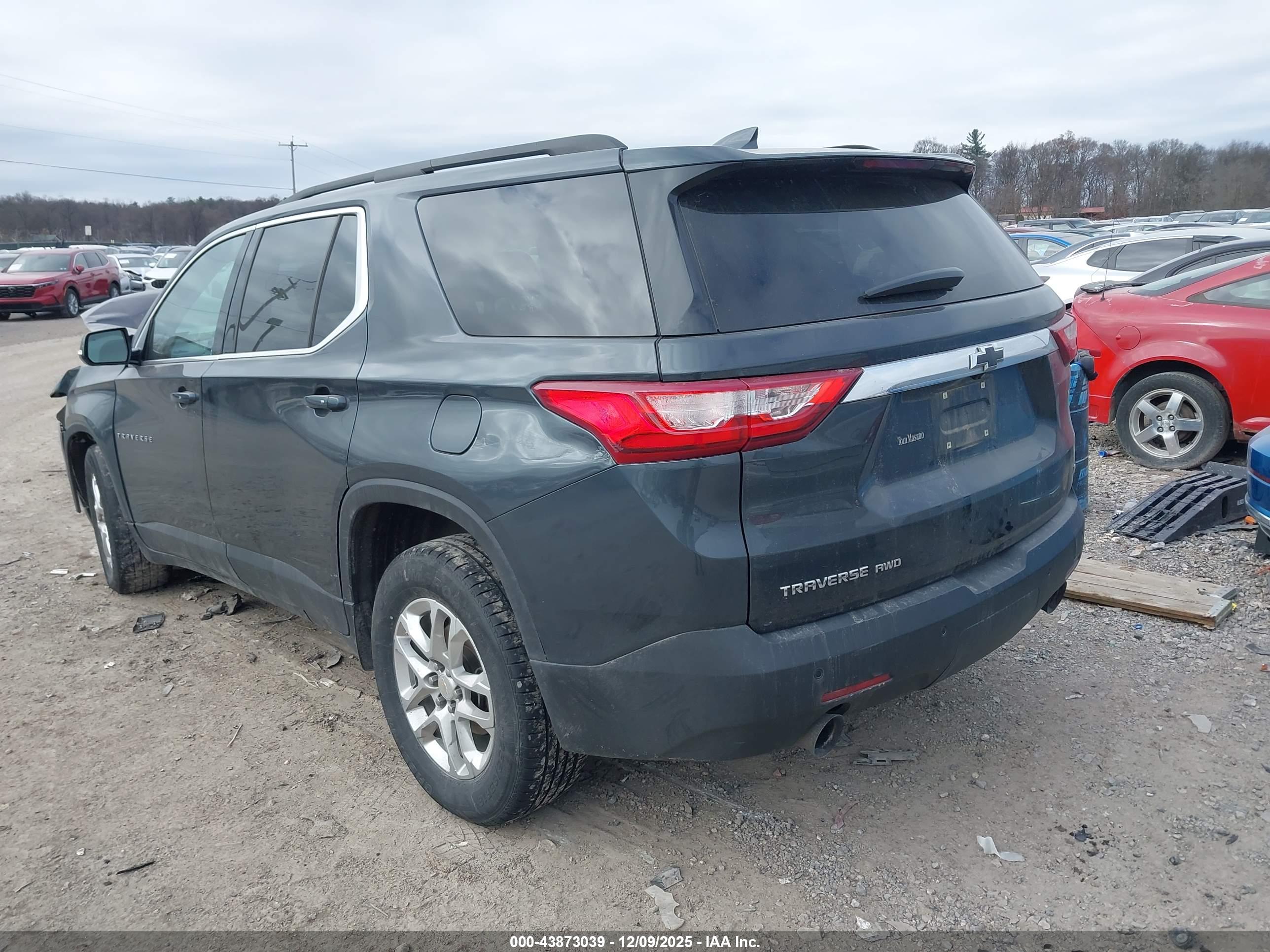 CHEVROLET TRAVERSE image 3