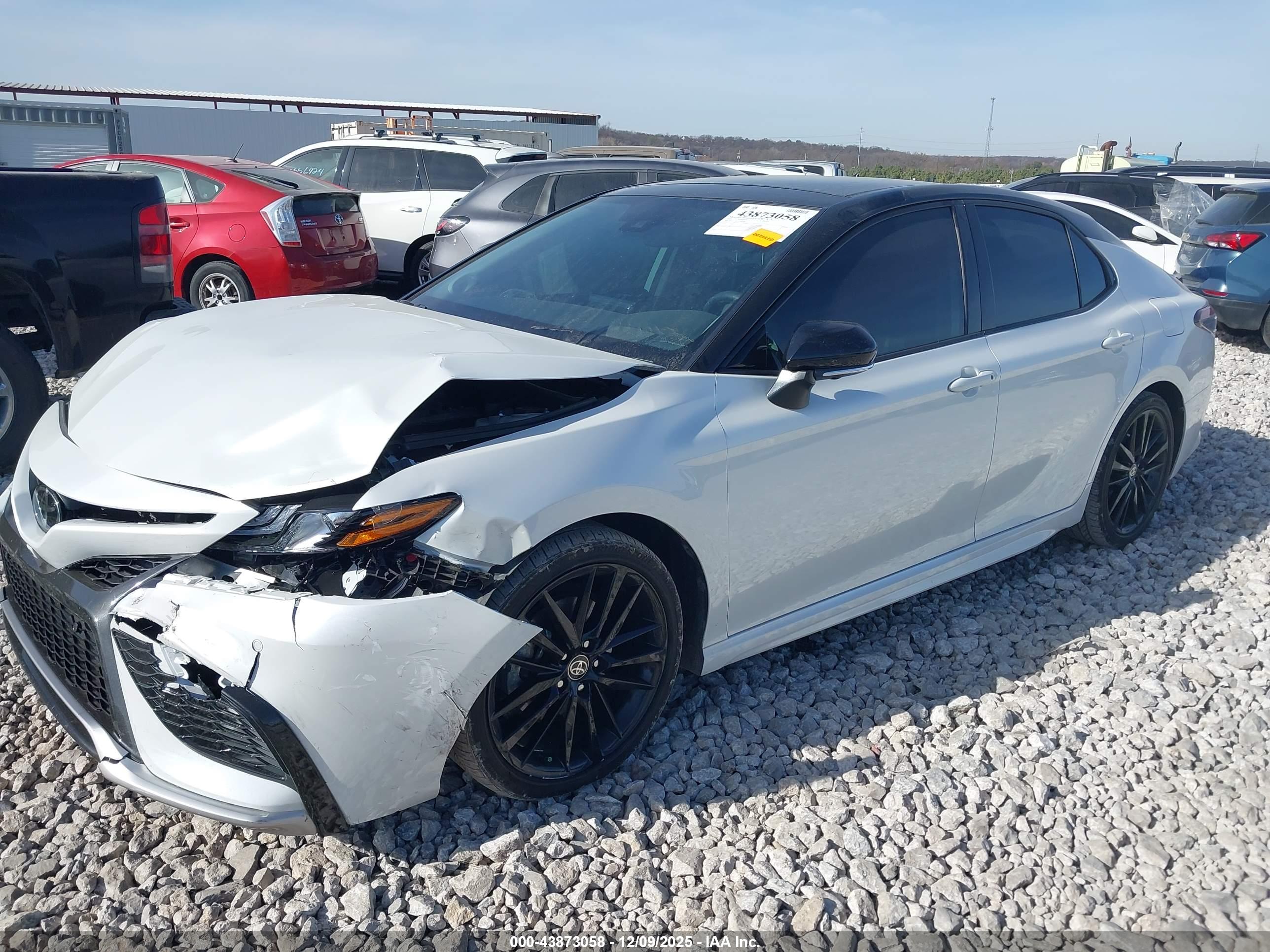 TOYOTA CAMRY image 2