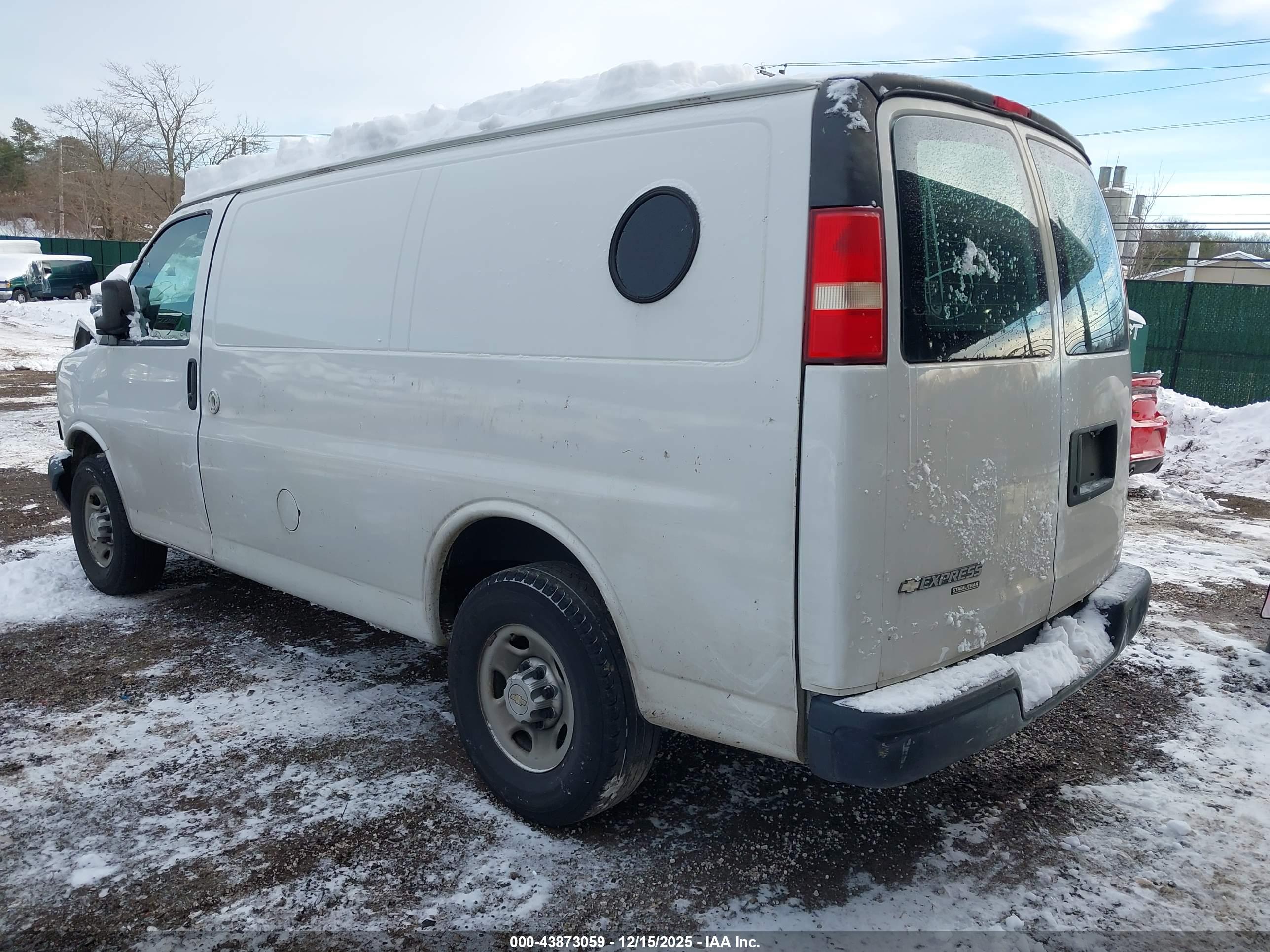CHEVROLET EXPRESS image 3
