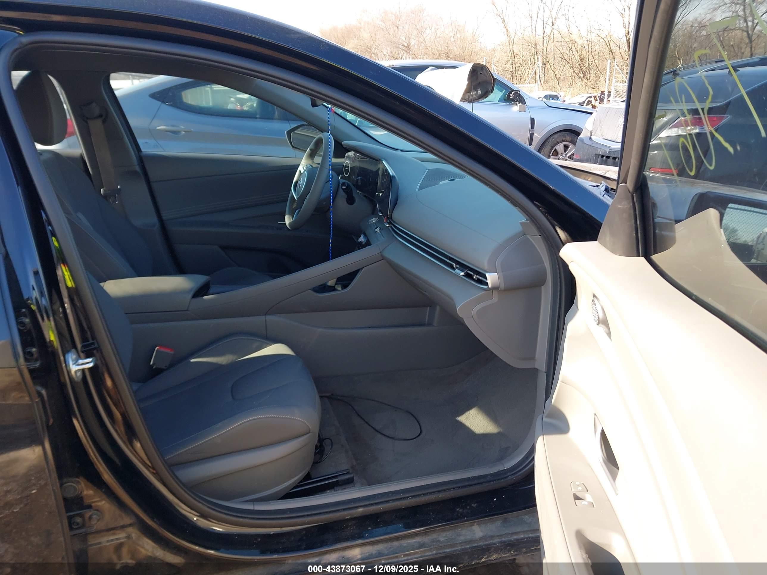 HYUNDAI ELANTRA image 5