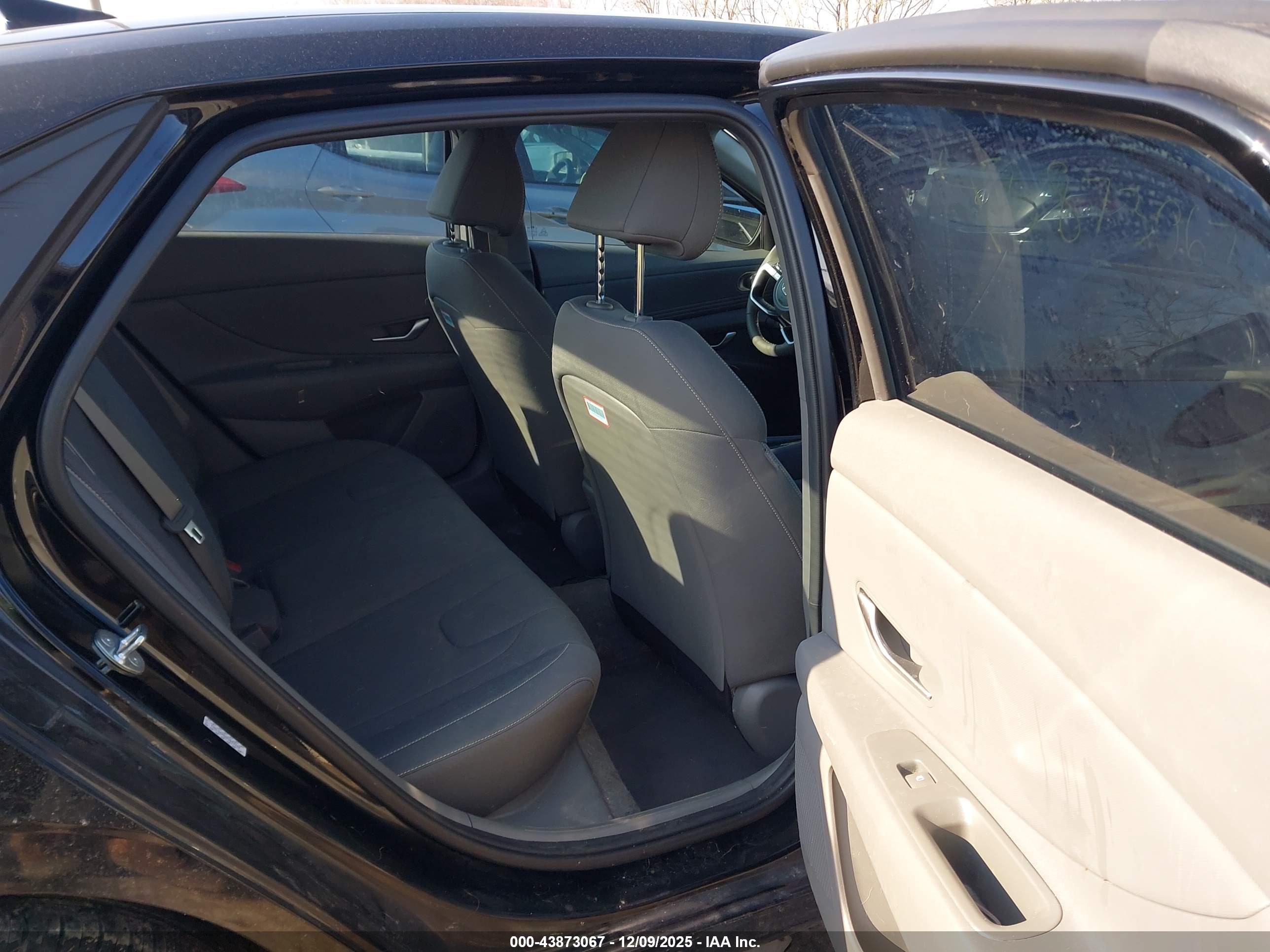 HYUNDAI ELANTRA image 8