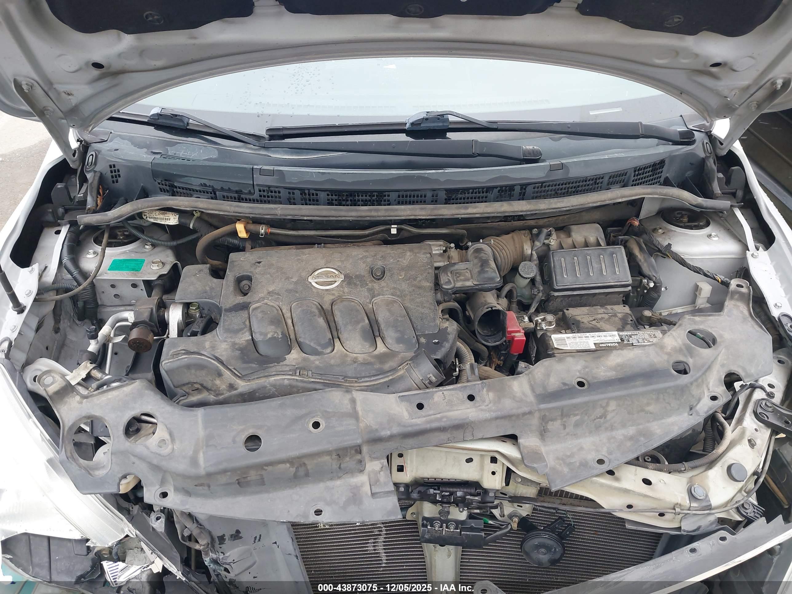 NISSAN VERSA image 10