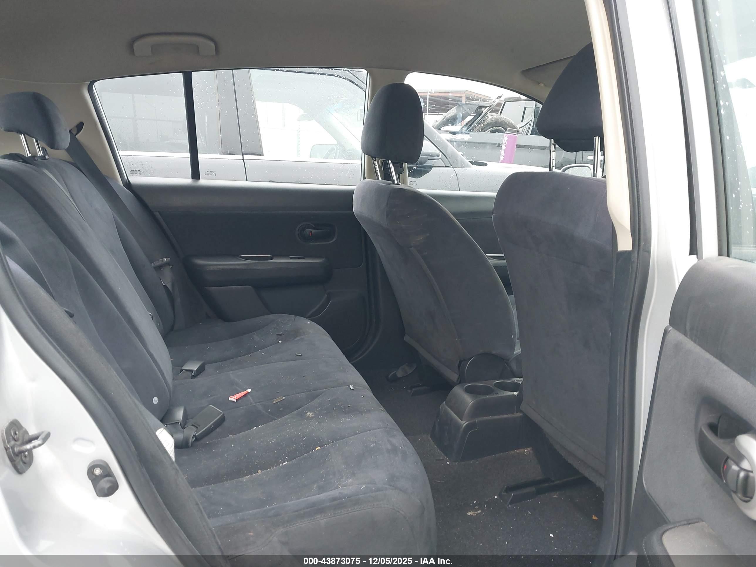 NISSAN VERSA image 8